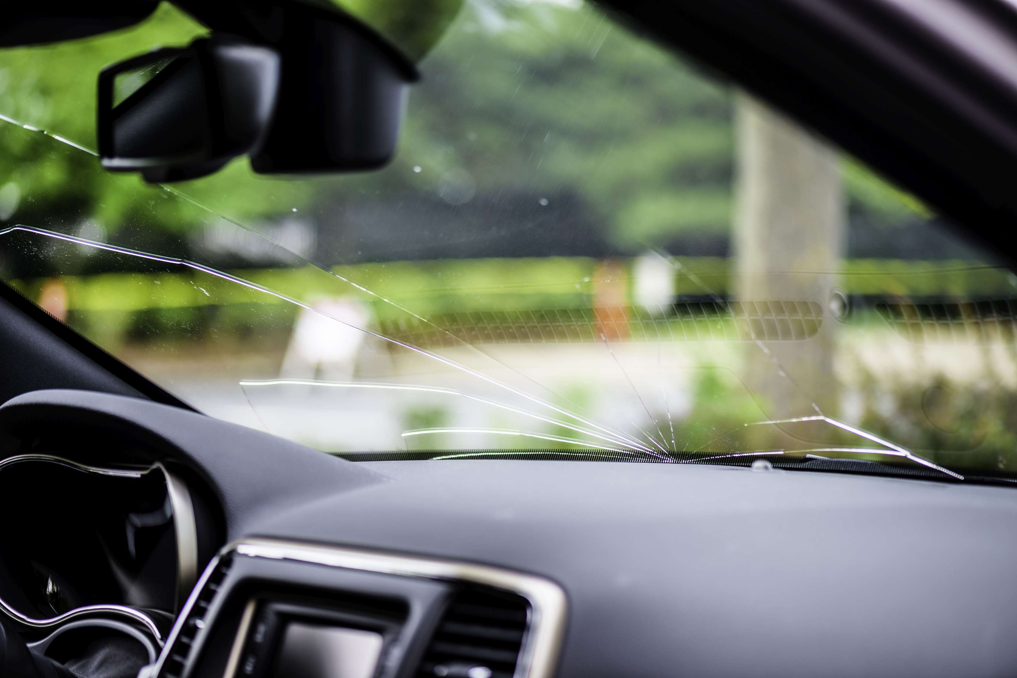 Glasschaden am Auto: Zahlt die Teilkasko bei Steinschlag?