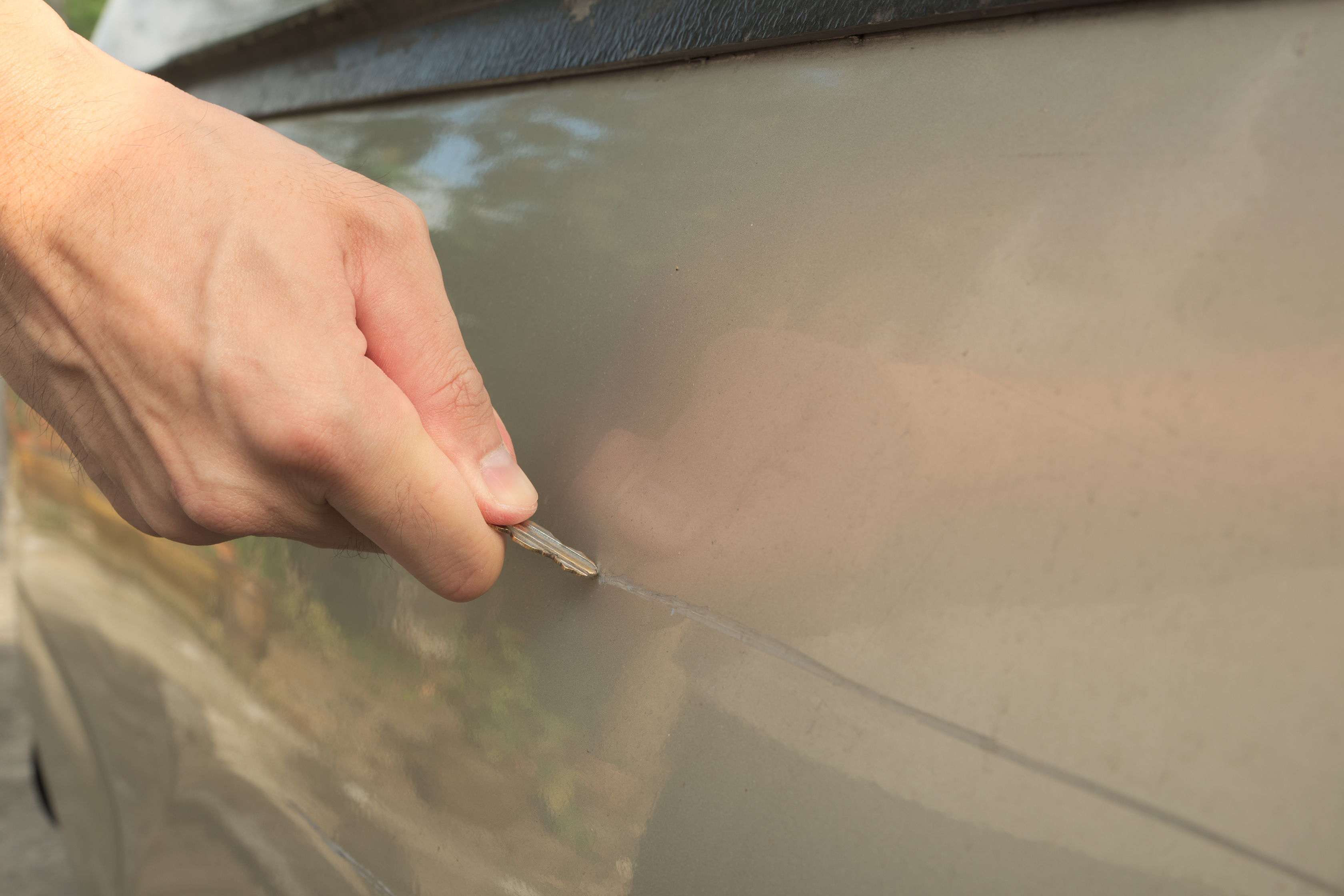 Vandalismus am Auto: Welche Versicherung zahlt Schäden?