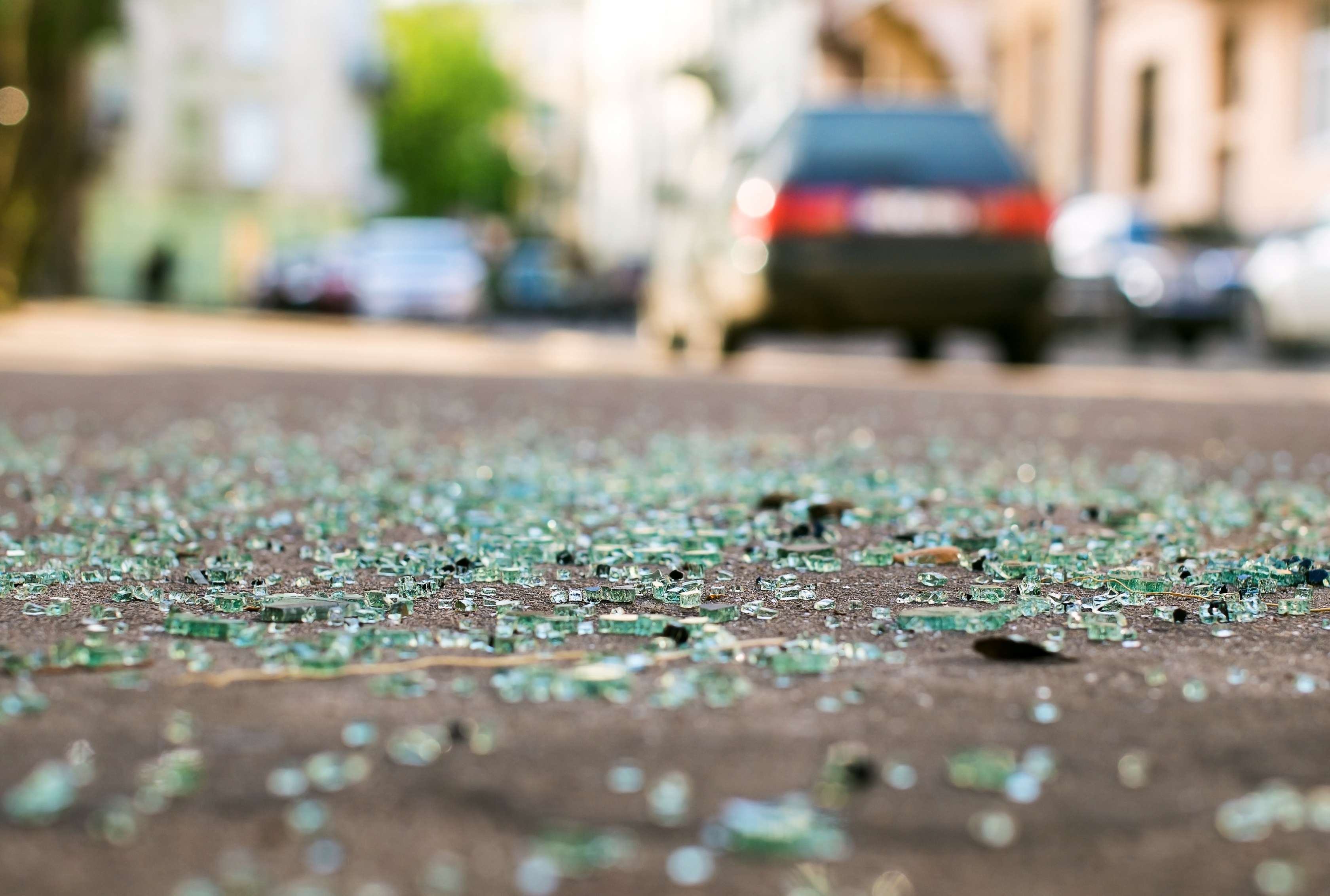 Glasscherben liegen nach Autounfall auf Straße