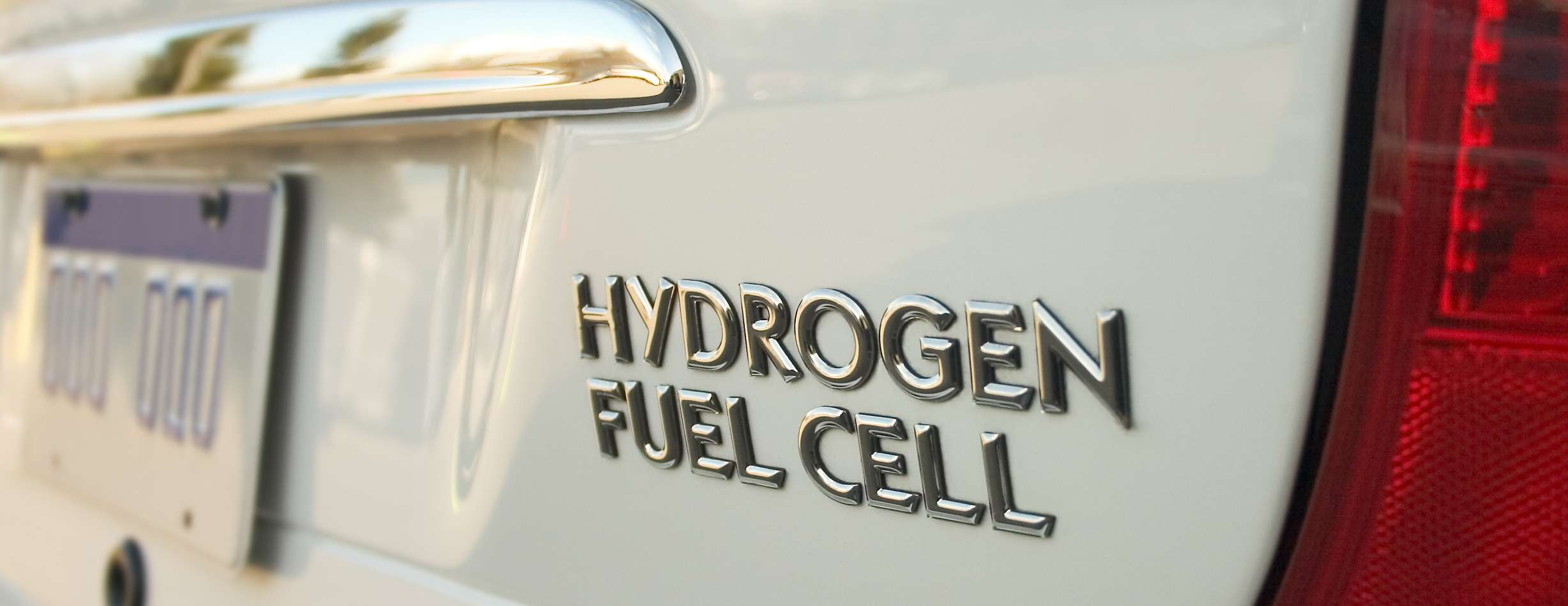 Heckansicht eines weißen Wasserstoff-Brennzellenautos