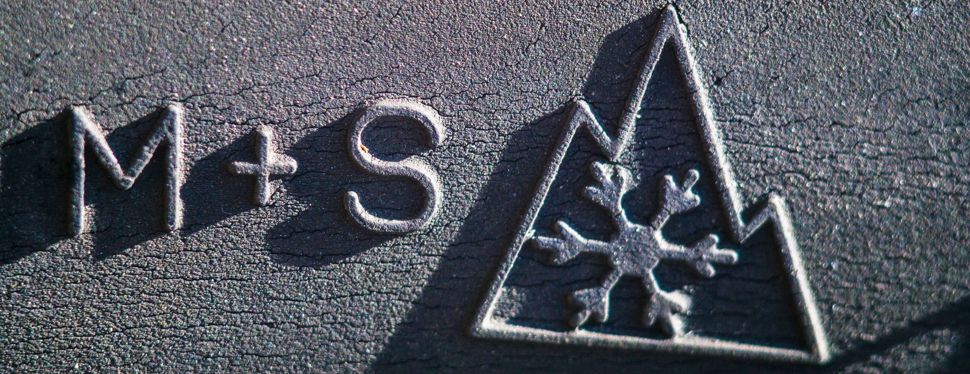 Allwetterreifen & Winterreifenpflicht: Reifenflanke mit M+S Kennzeichnung und Alpine-Symbol