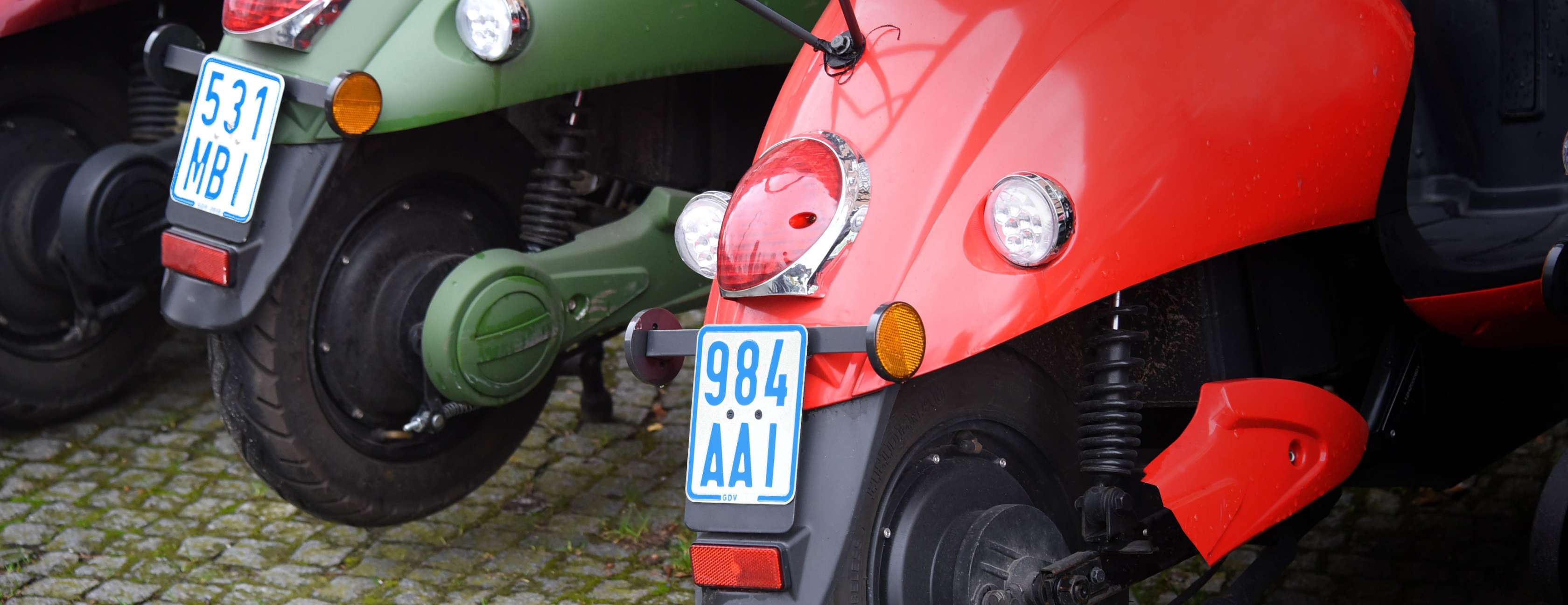 Motorroller mit grünem Moped-Versicherungskennzeichen für 2022