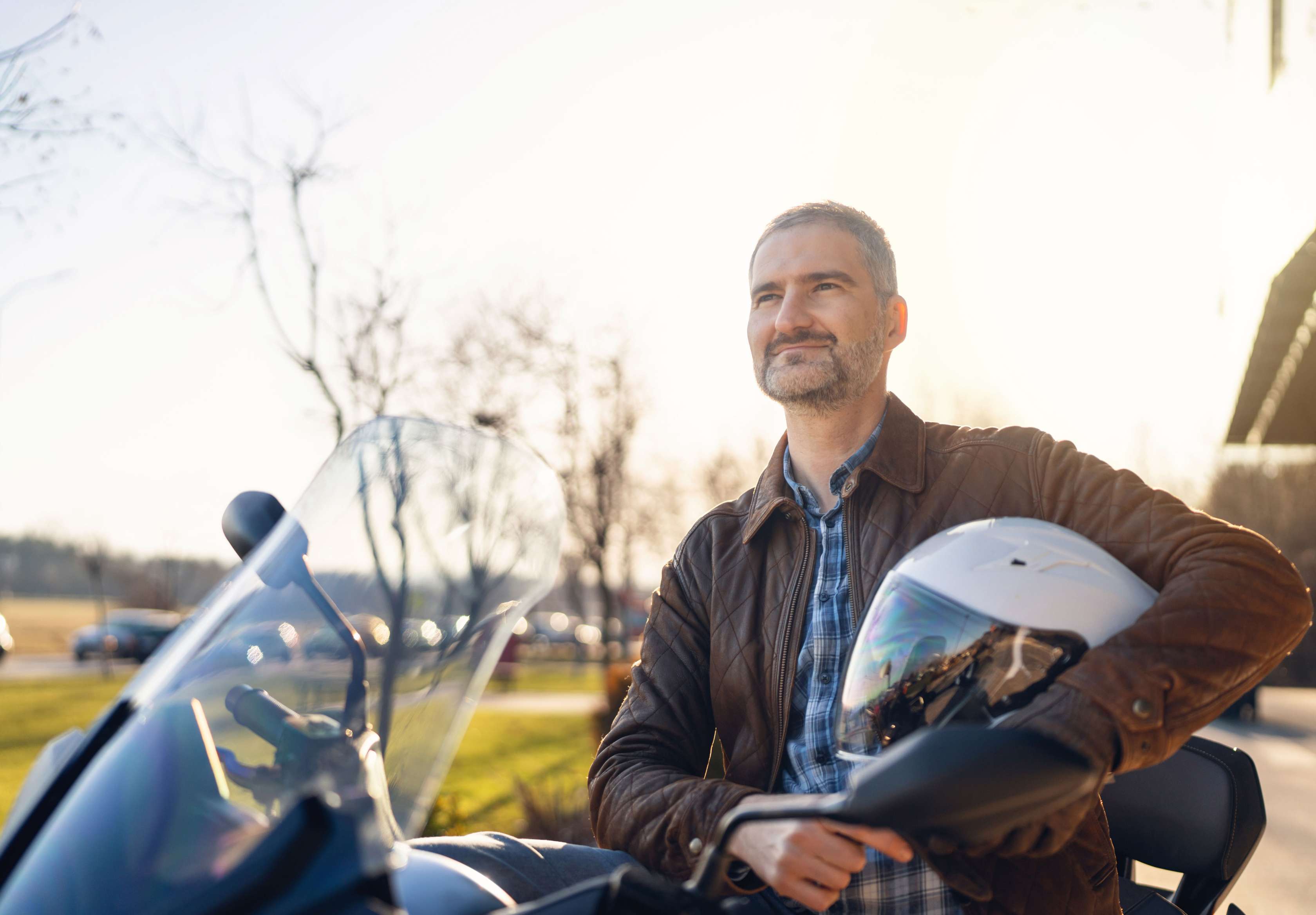 Motorrad Unfall: Motorradfahrer sitzt auf Motorrad und wartet
