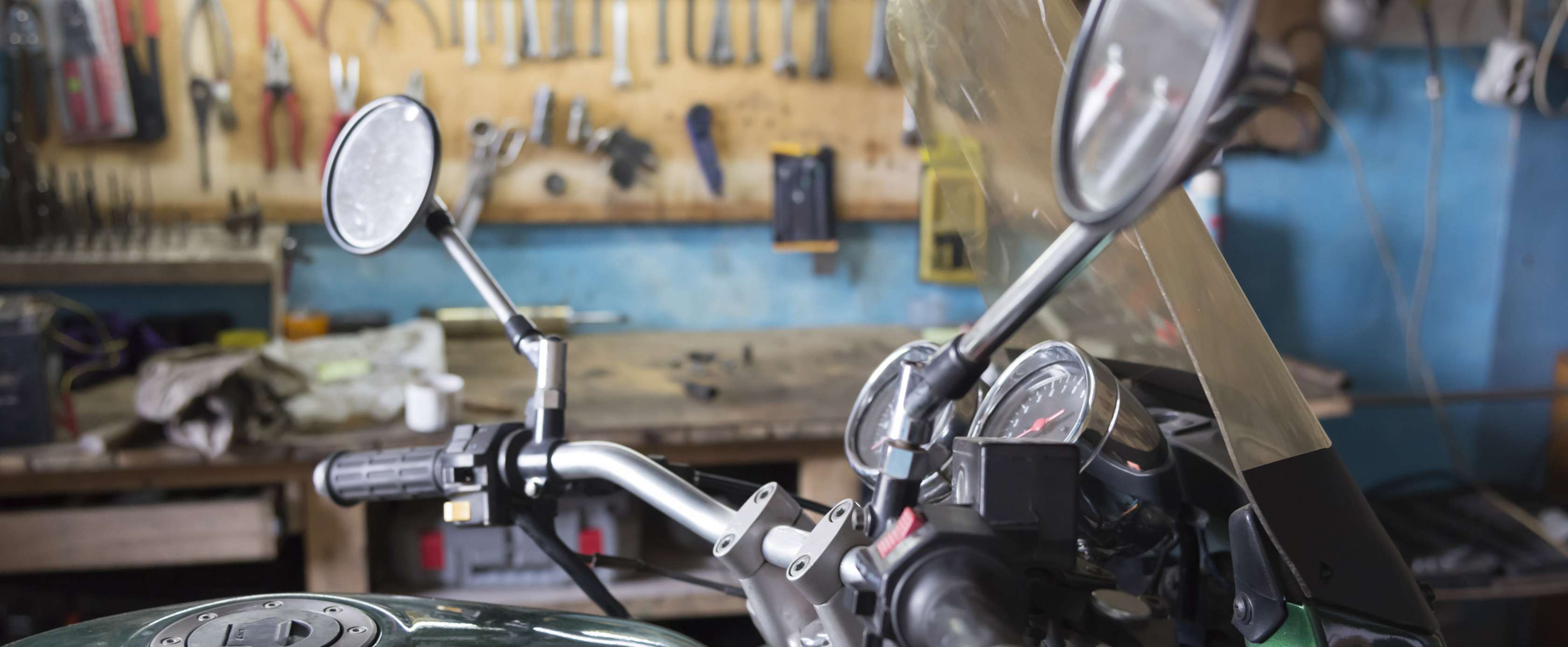 Zweitmotorrad versichern: Ein Motorad steht in der Garage