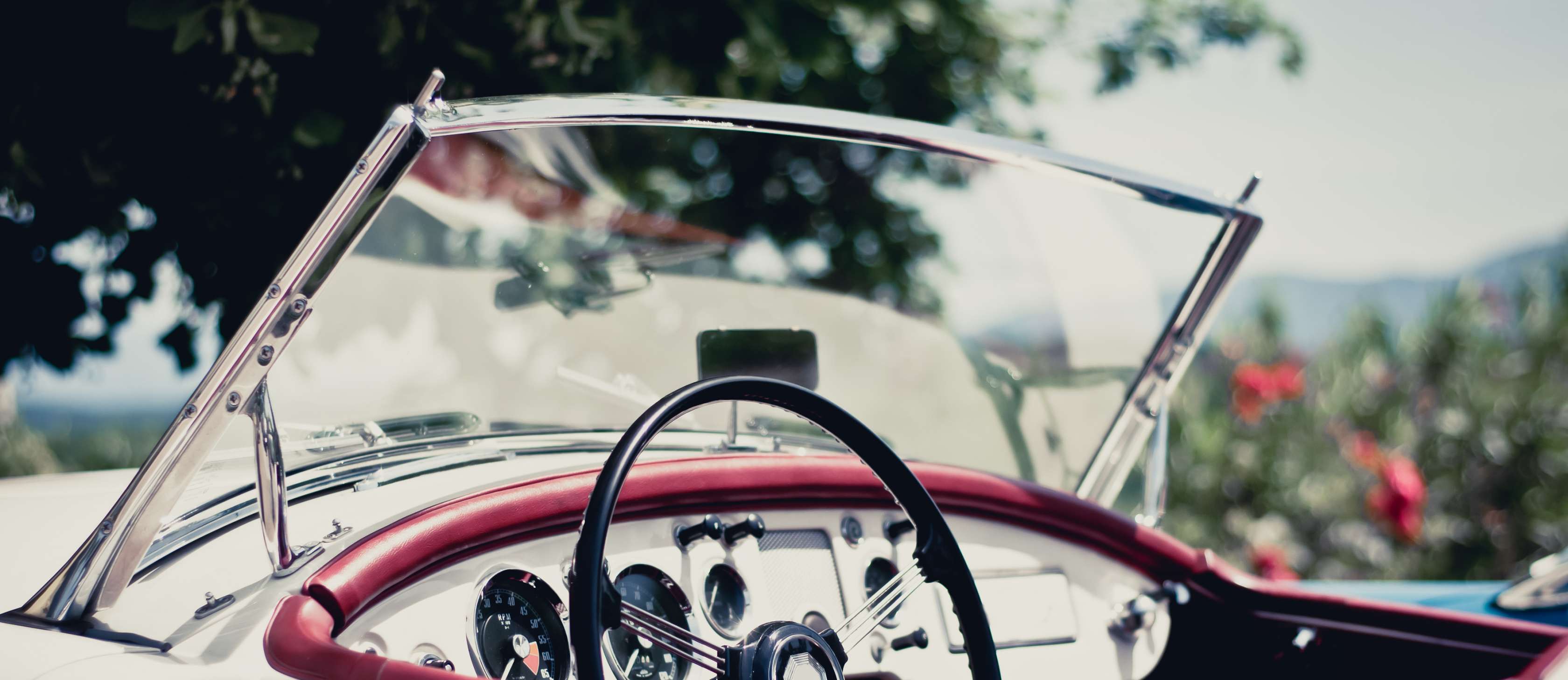 Oldtimer Gutachten: Blick ins Cockpit eines weißen Oldtimer-Cabrios