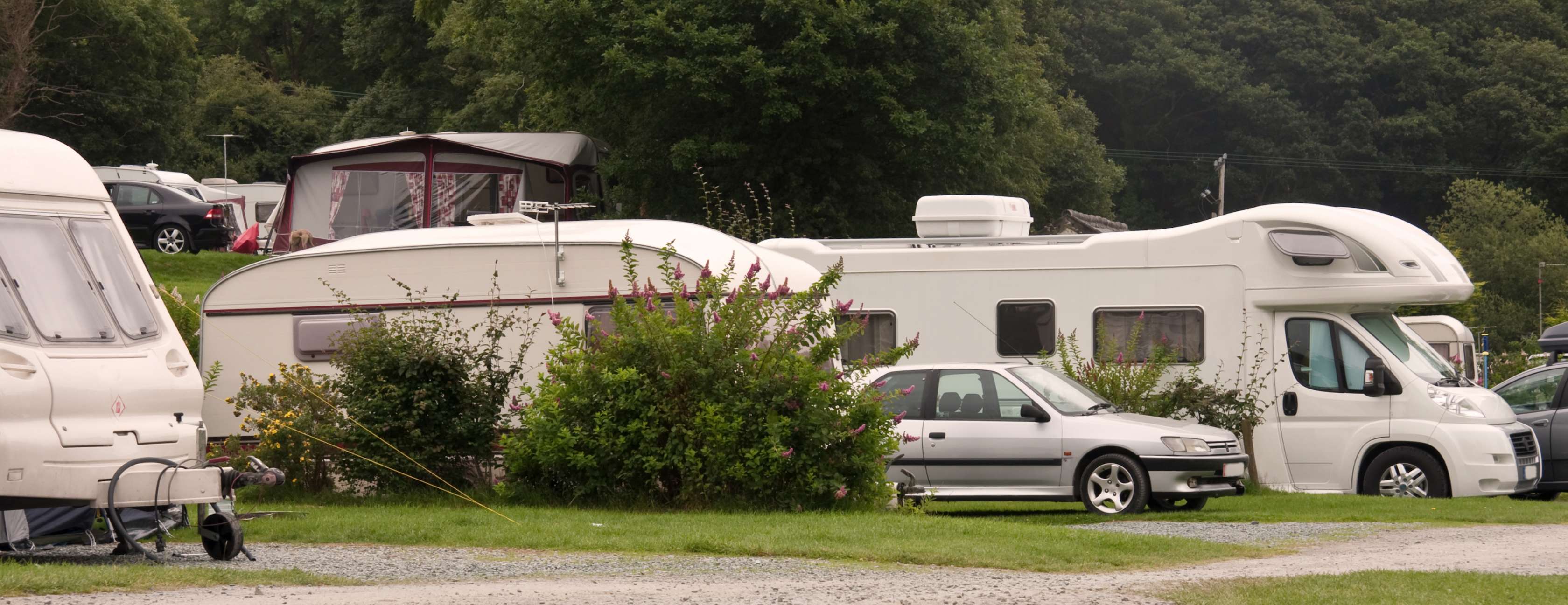 Campingplatz mit Wohnmobilen und Anhängern