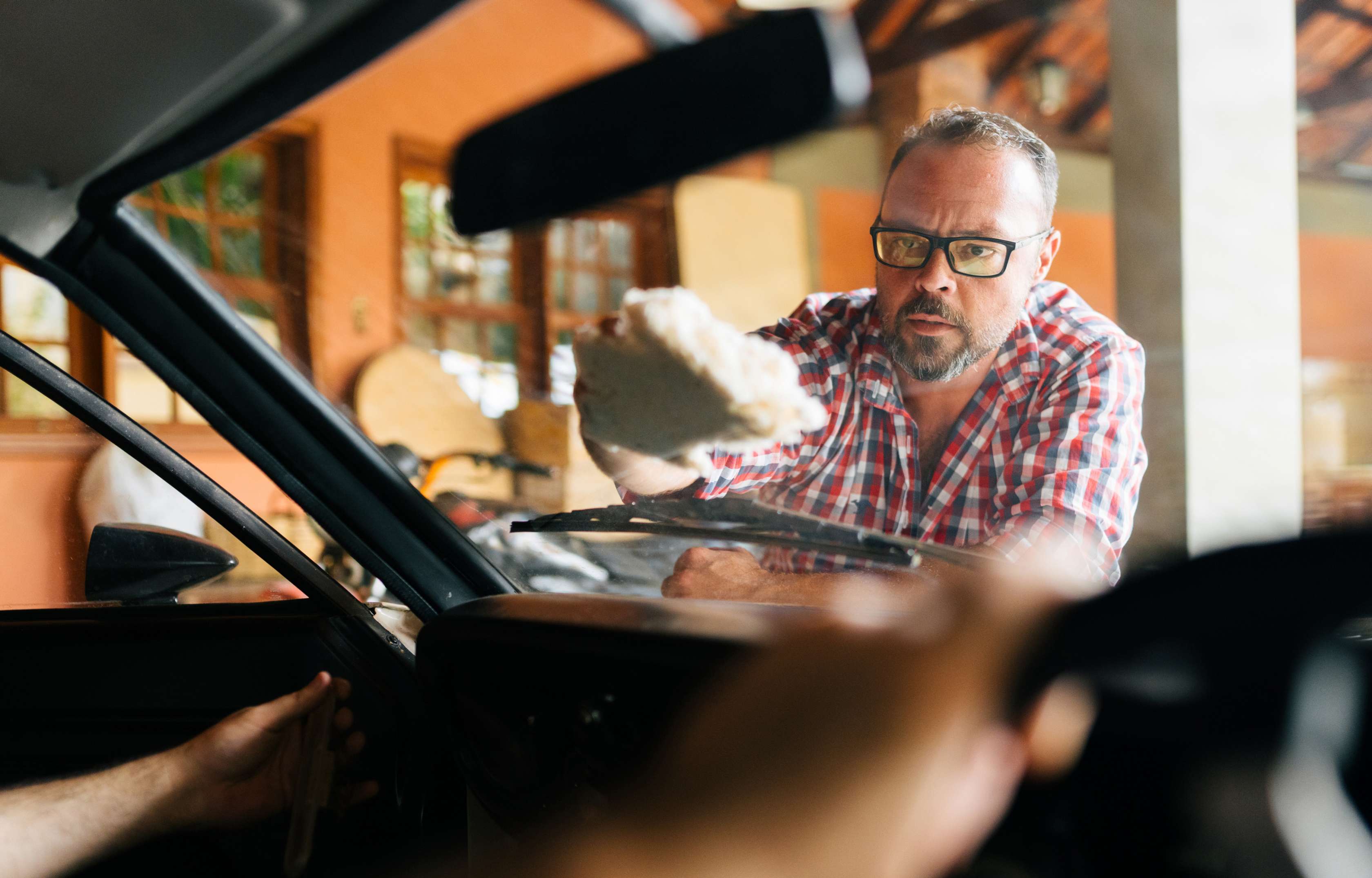Youngtimer-Versicherung: Paar sitzt in einem alten Wohnmobil in der Natur.