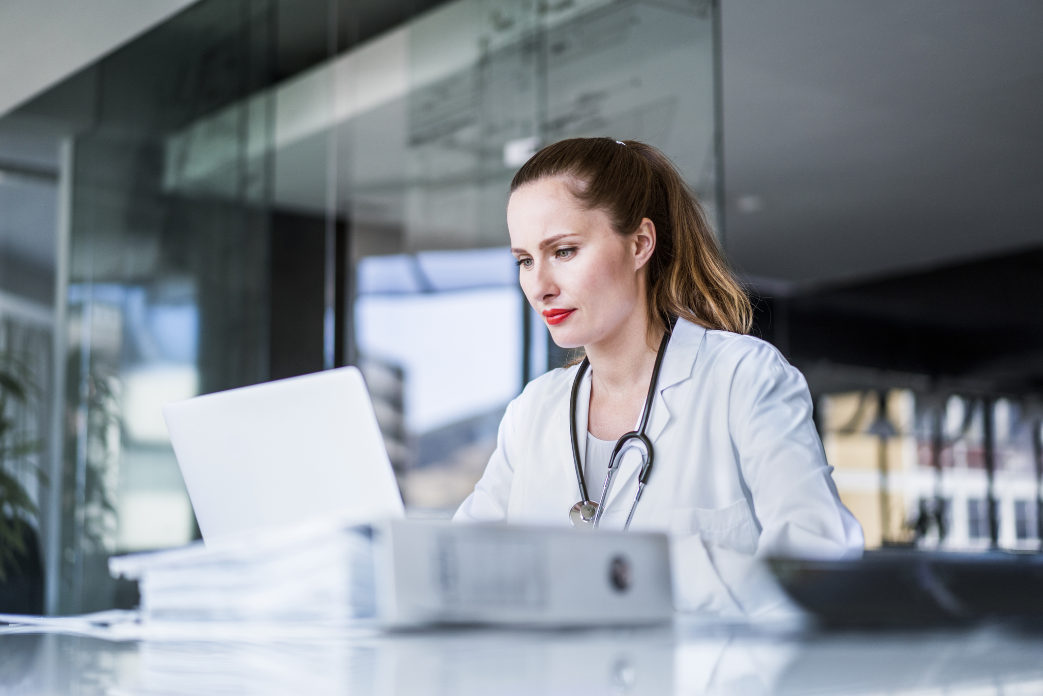 Allianz - CyberSchutz: Ärztin überprüft ihre Emails am Laptop