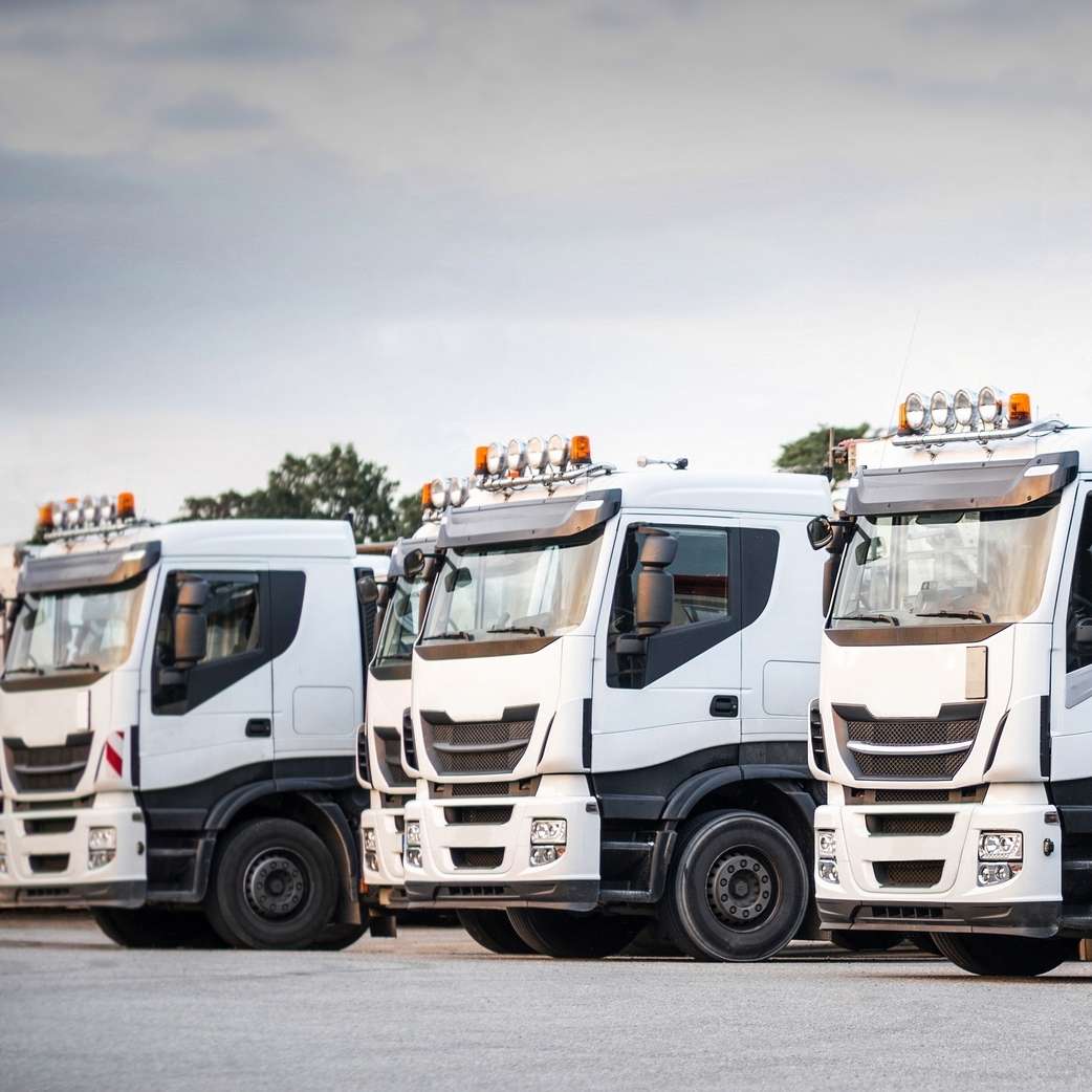 Allianz - Flottenversicherung: Fünf weisse LKW parken in Reihe