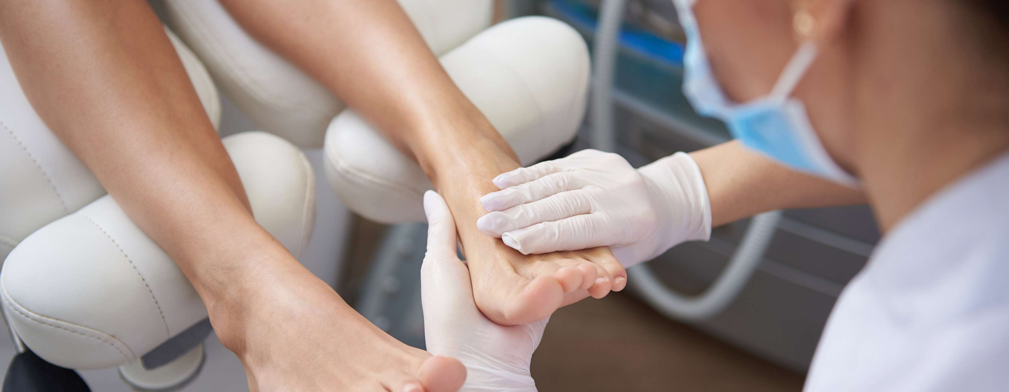 Eine Fußpflegerin behandelt einen Patienten.