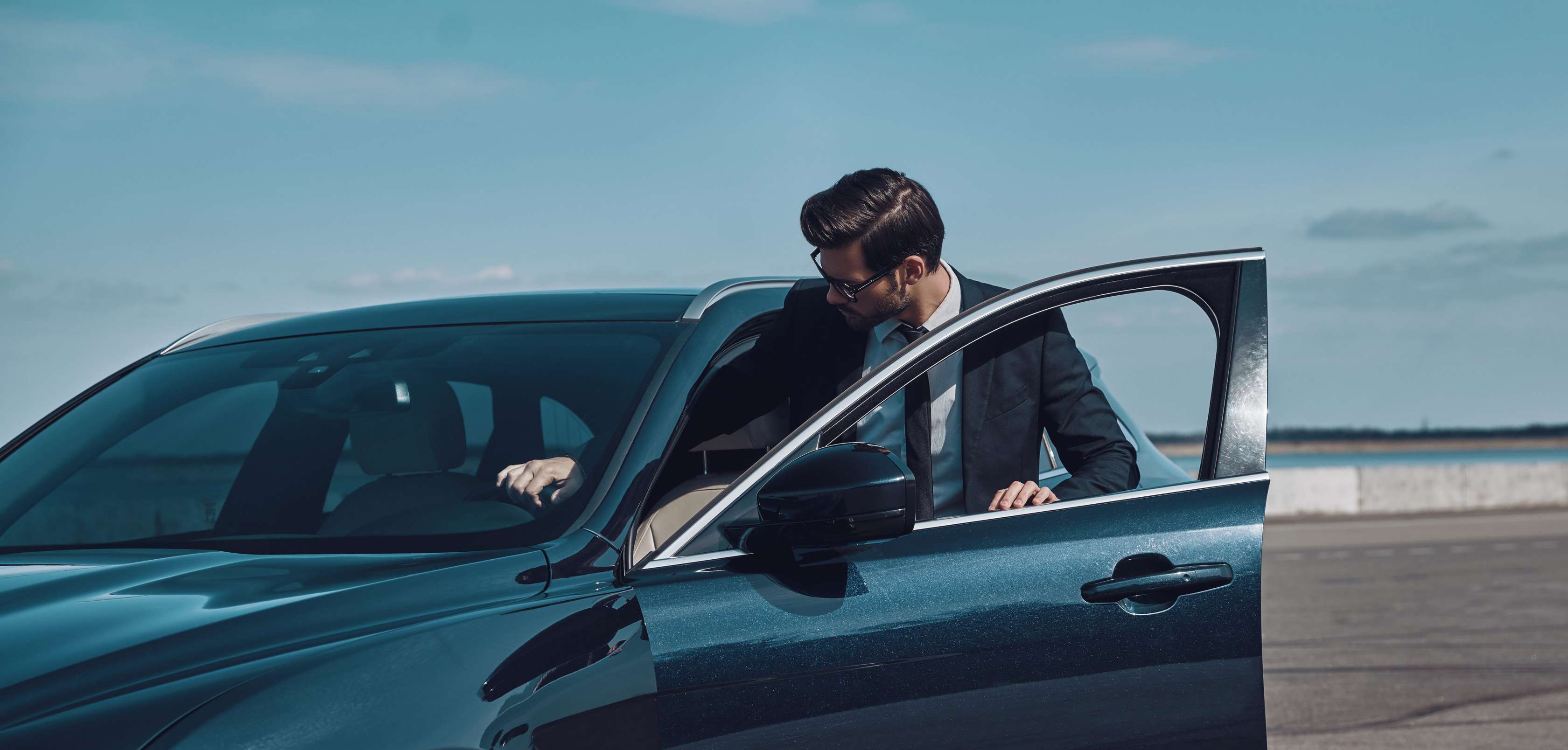 Allianz - KFZ-Versicherung - Mann steigt in eine  Limousine ein
