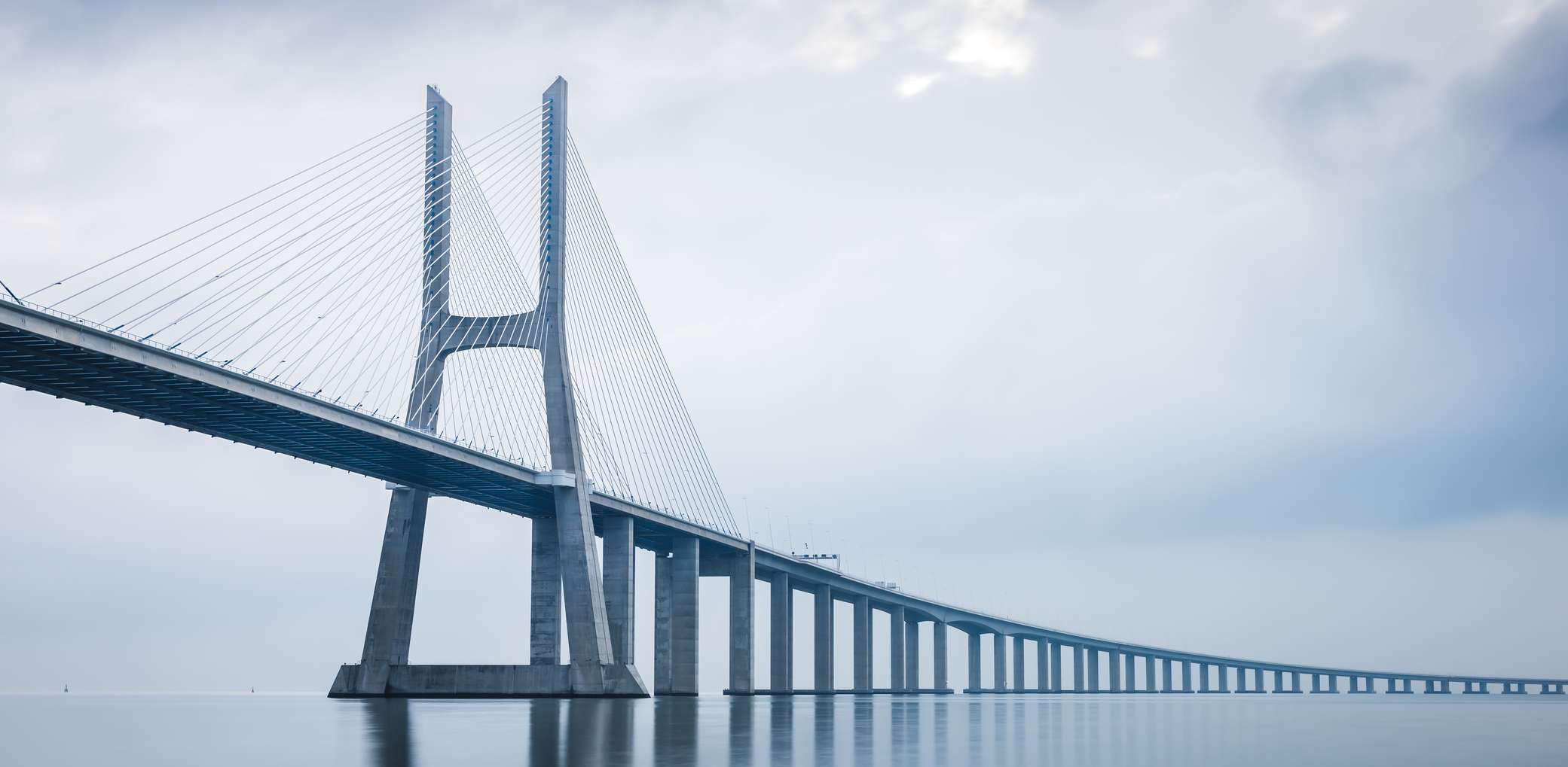 Allianz - Business Produktübersicht: Brücke vor einem bewölkten Himmel