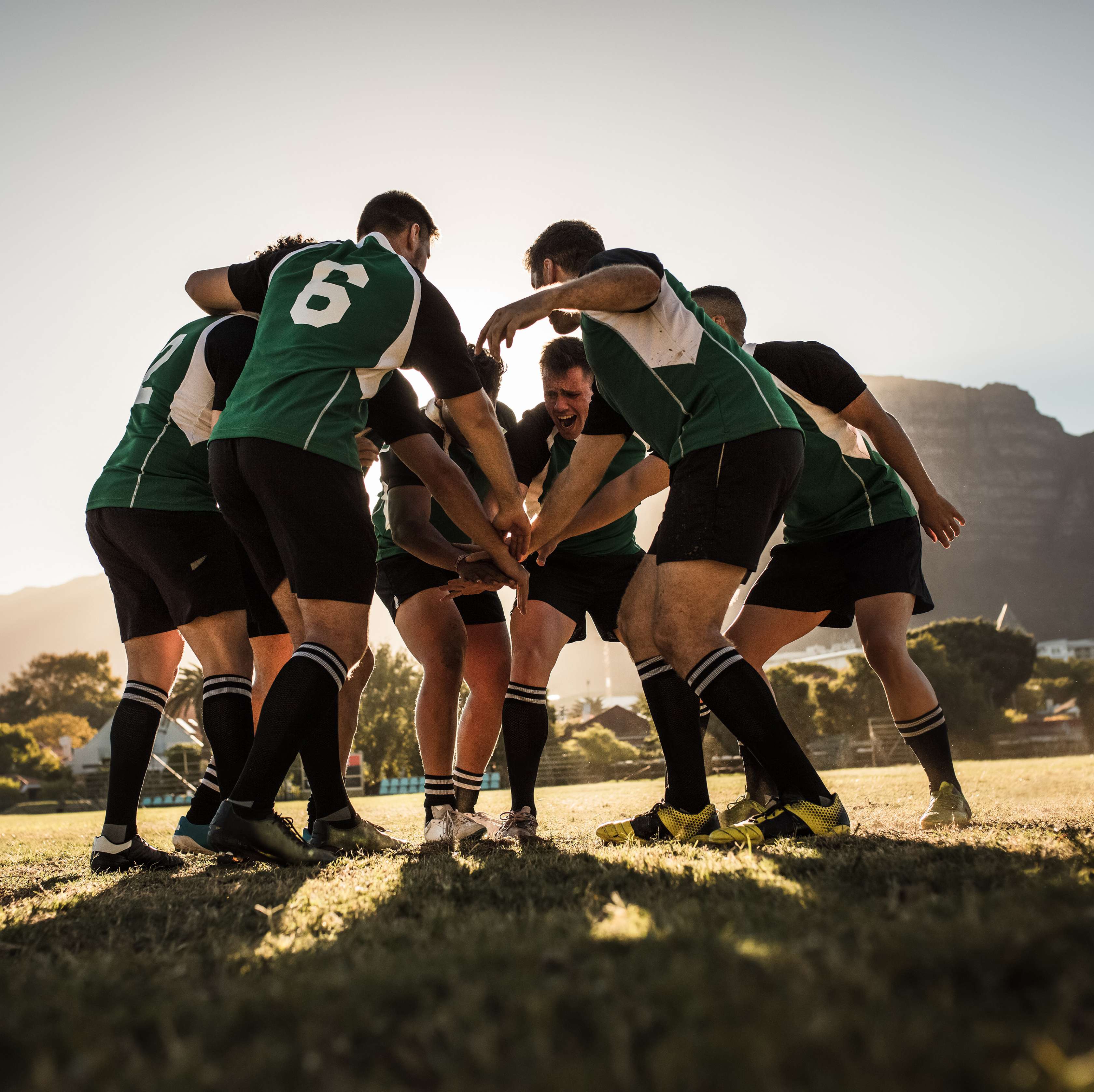 Ein Rugby-Team umarmt sich auf dem Spielfeld