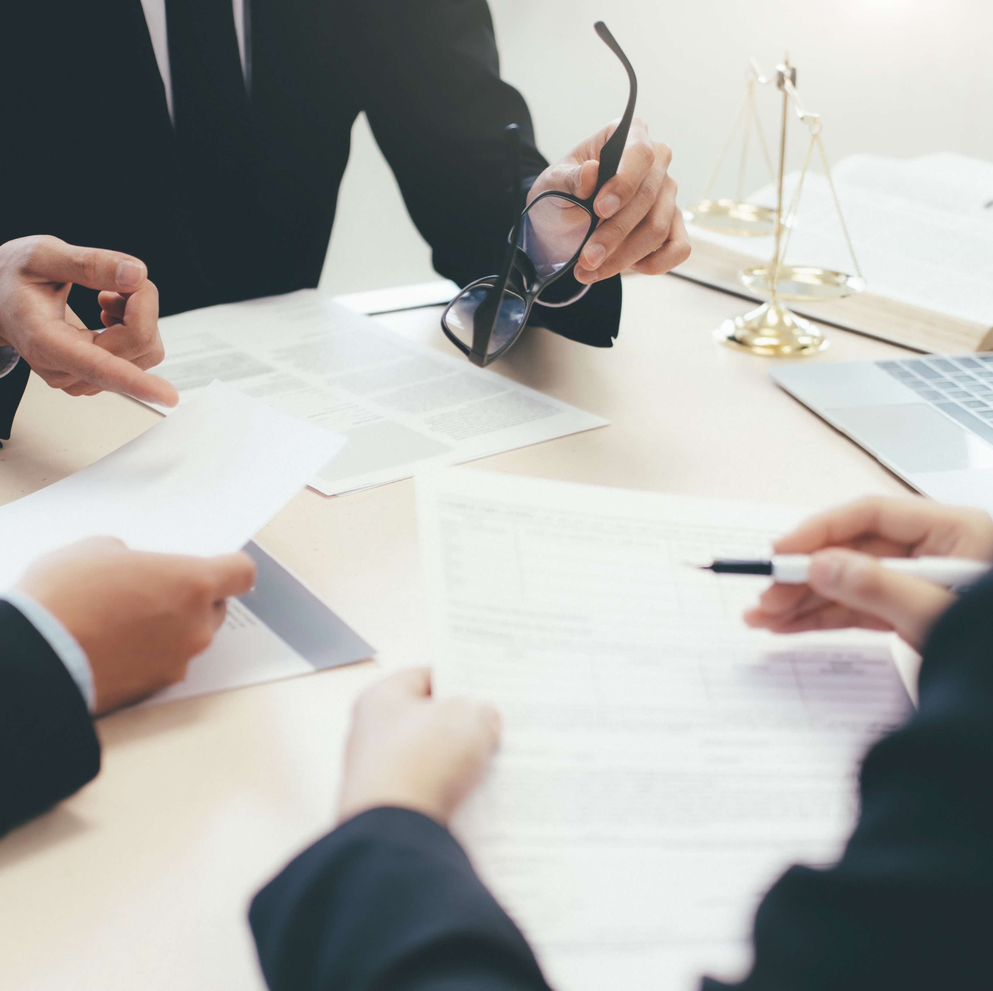 Allianz - Vermögensschaden Haftpflichtversicherung: Anwälte am Tisch