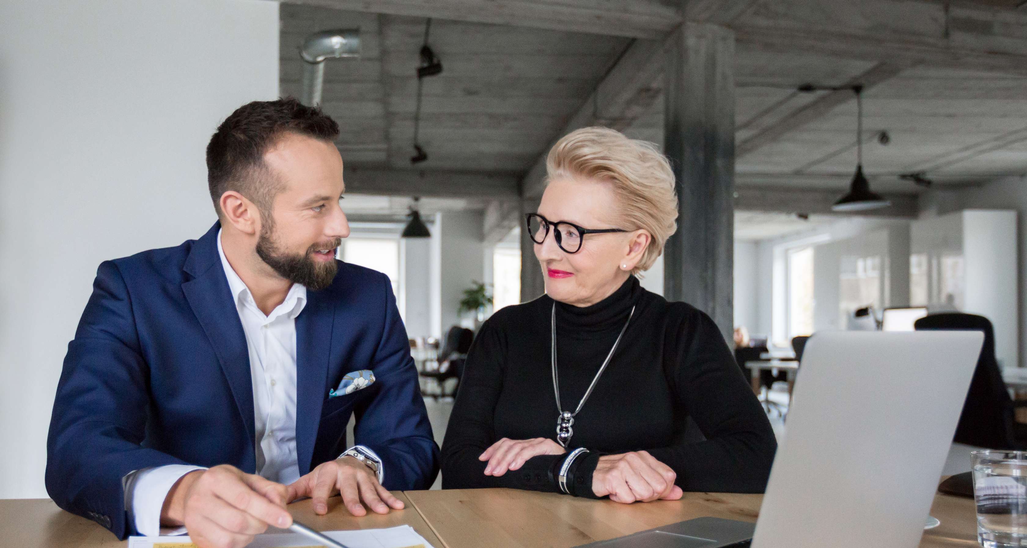 Allianz - Vermögensschaden Haftpflichtversicherung: Mann und Frau in einem Beratungsgespräch