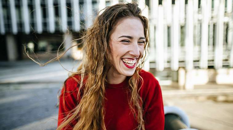 Allianz - Lächelnde Frau mit Zahnlücke