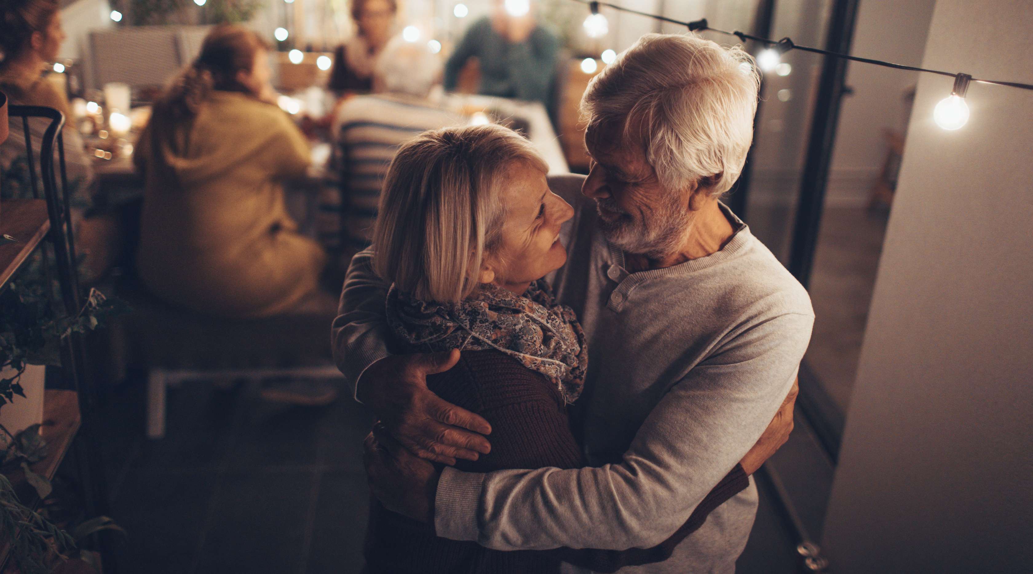 Allianz - Einmalzahlung Rente: Älteres Paar beim Tanzen