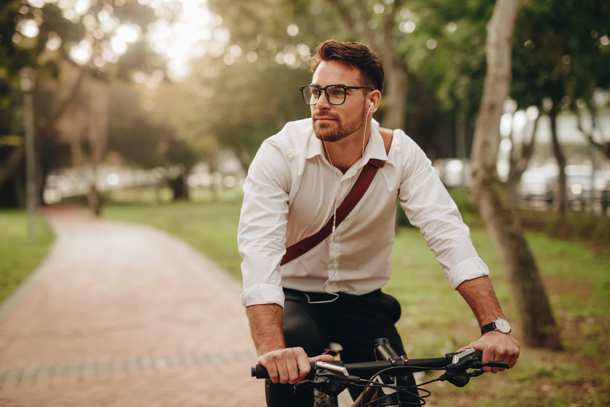 Mann auf seinem Fahrrad fährt durch einen Park