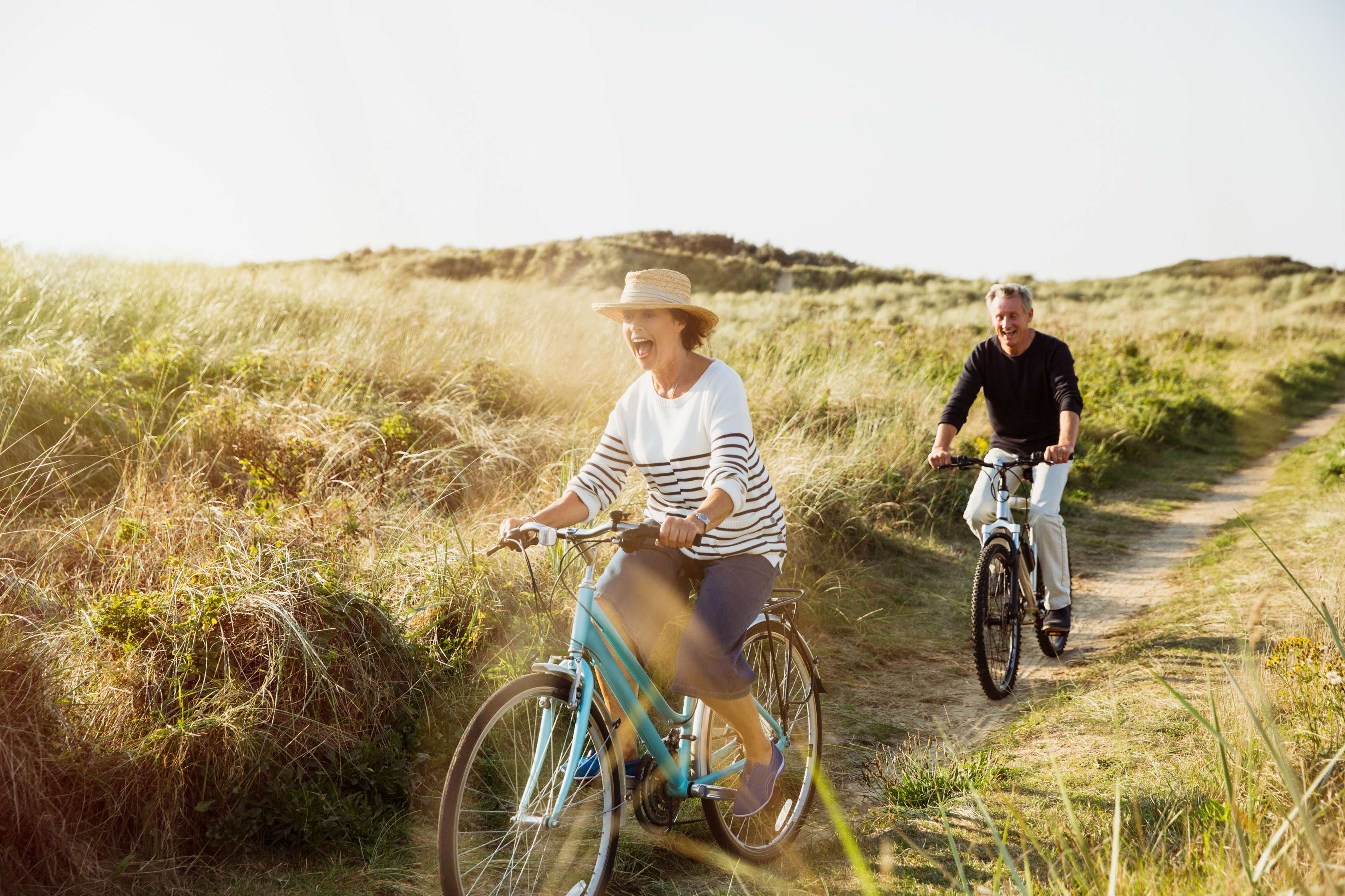 Allianz Private Rentenversicherung: Mann und Frau fahren Fahrrad