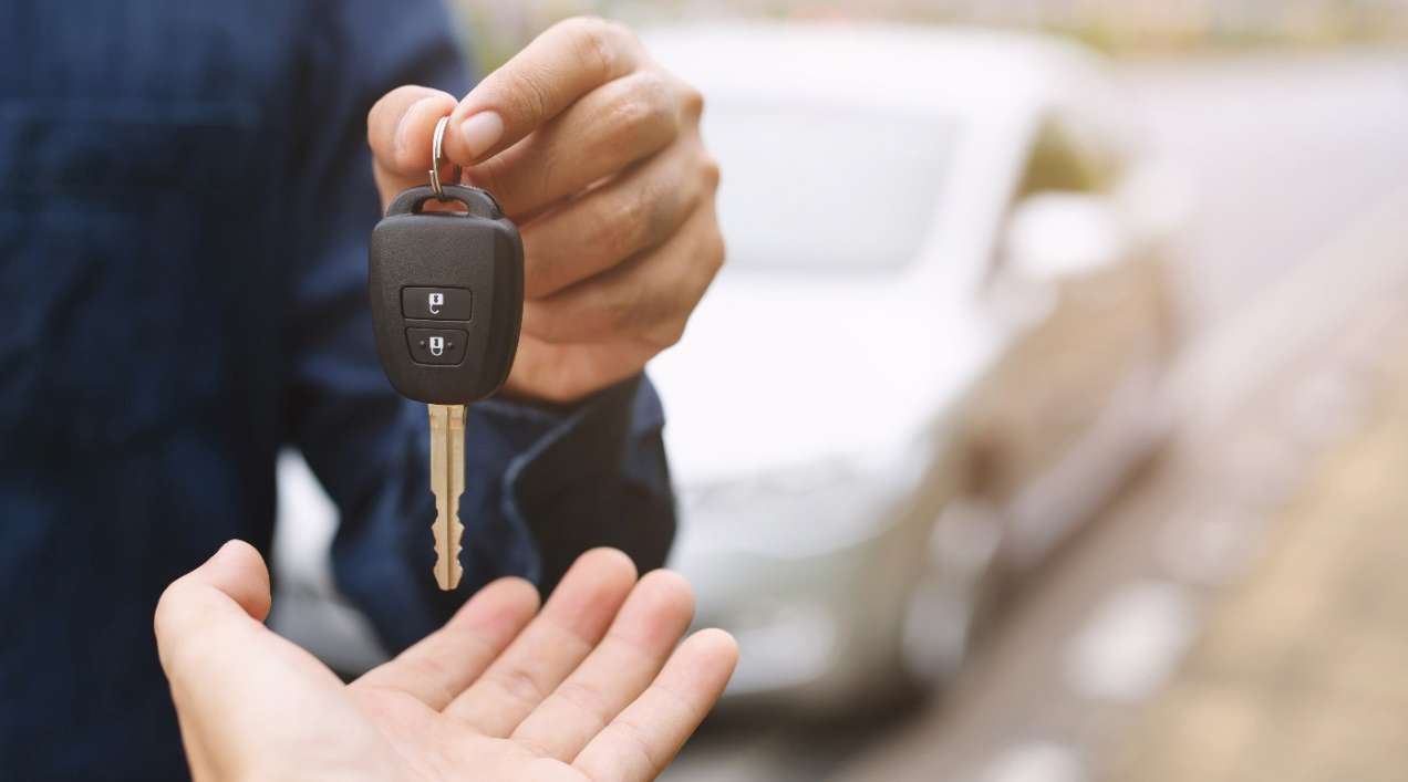 Autoverleih: Mann übergibt Autoschlüssel