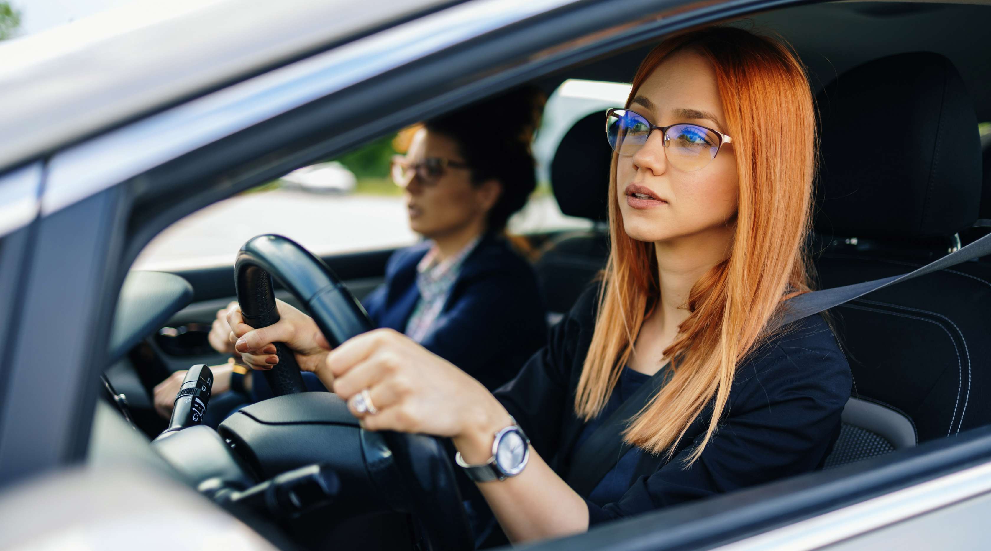 Allianz - Autoversicherung Fahranfänger: Junge Autofahrer haben Spaß