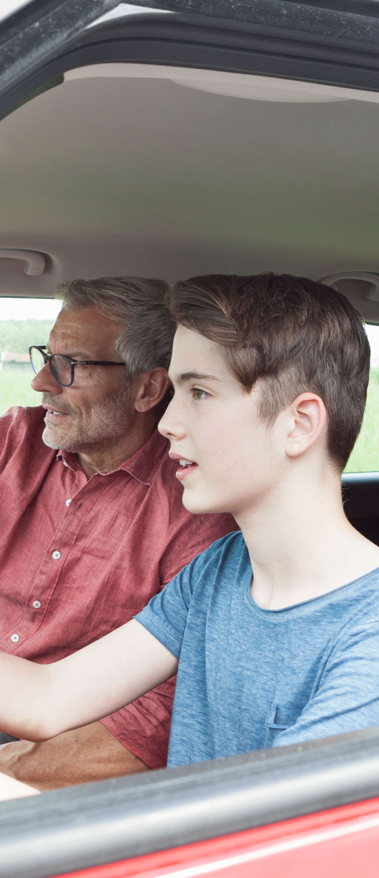 Allianz - Begleitetes Fahren - Vater und Sohn im Auto