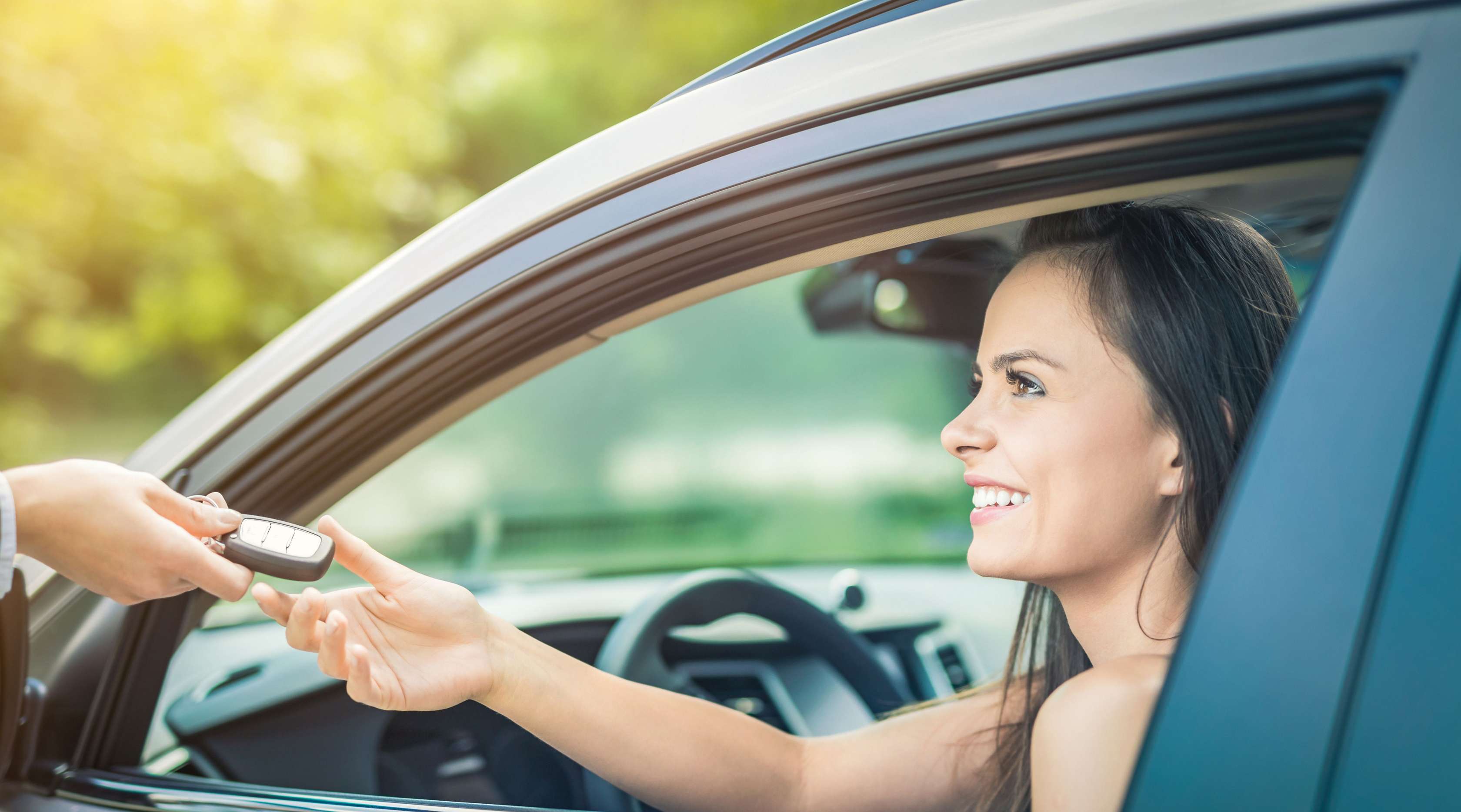 Allianz - Frau im Auto nimmt Autoschlüssel durchs Fenster entgegen