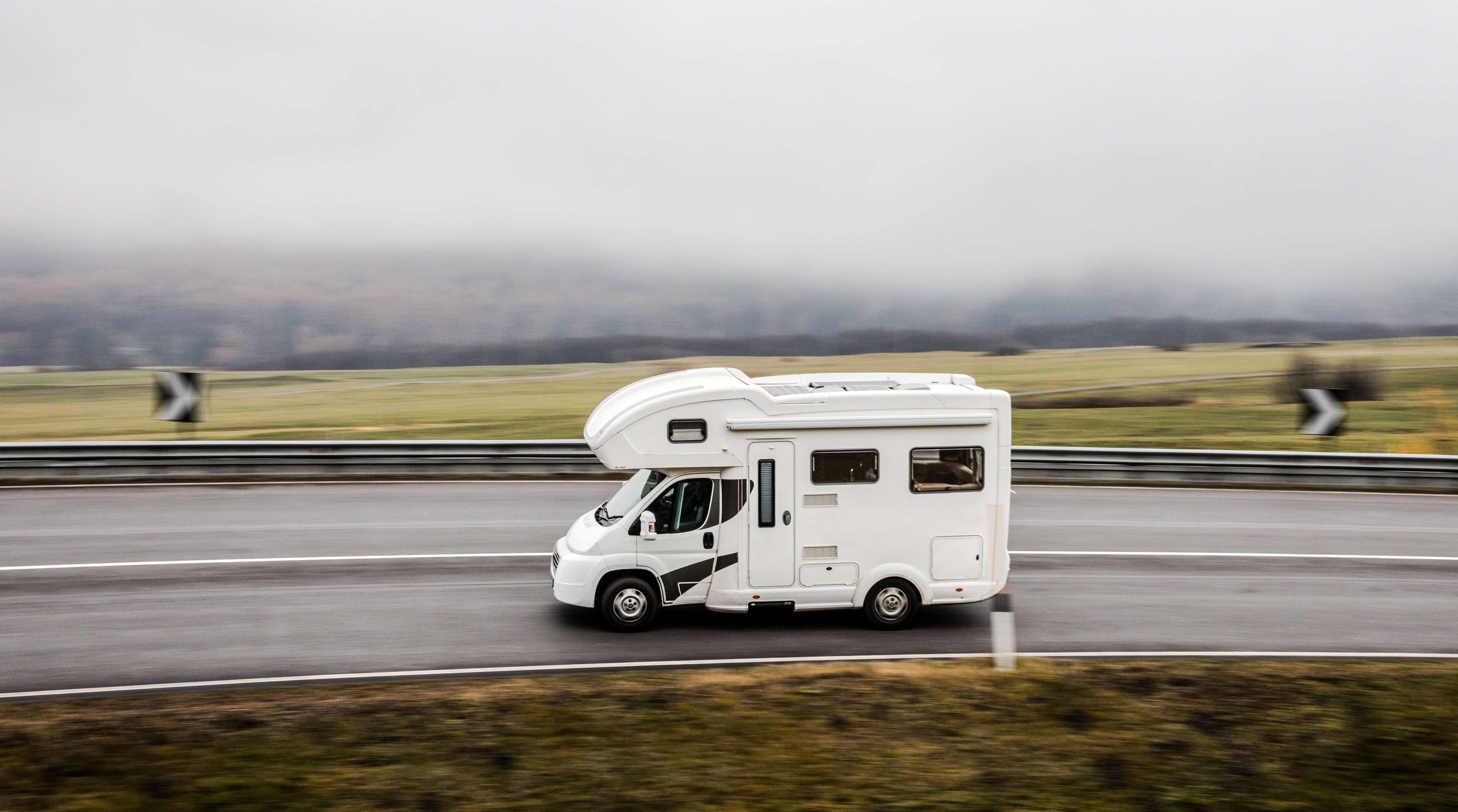 Allianz - Wohnmobil Steuern: Wohnmobil fährt über Landstraße
