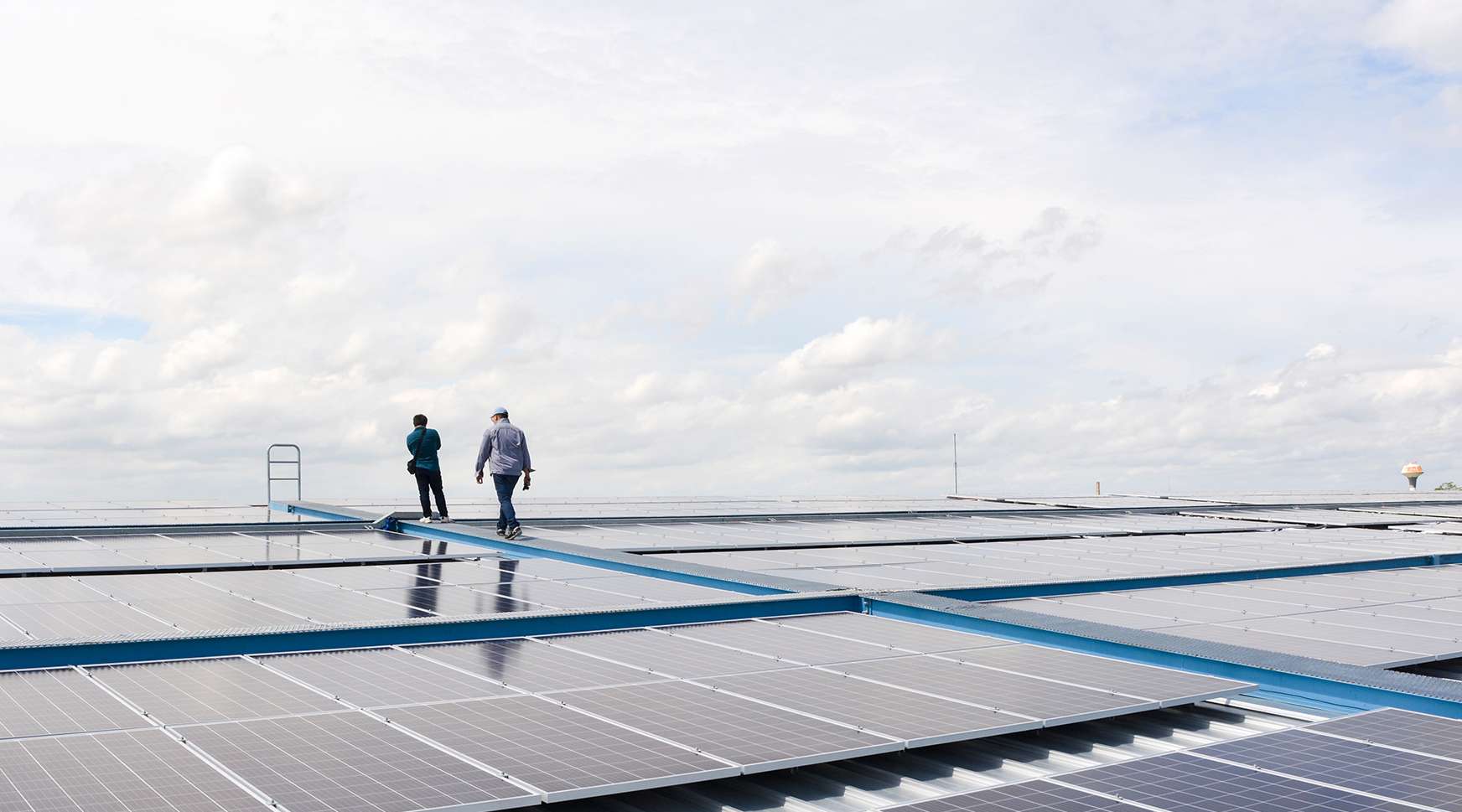 Allianz - Business Photovoltaikversicherung: Männer auf einem Dach mit Photovoltaikanlage