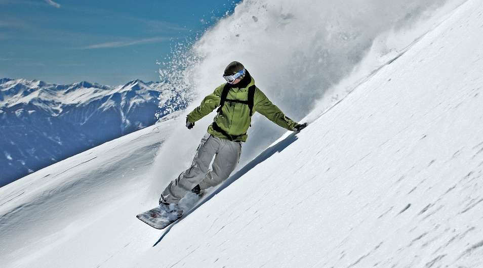 Allianz PassionPass SNOW: Snowboarder in den Bergen