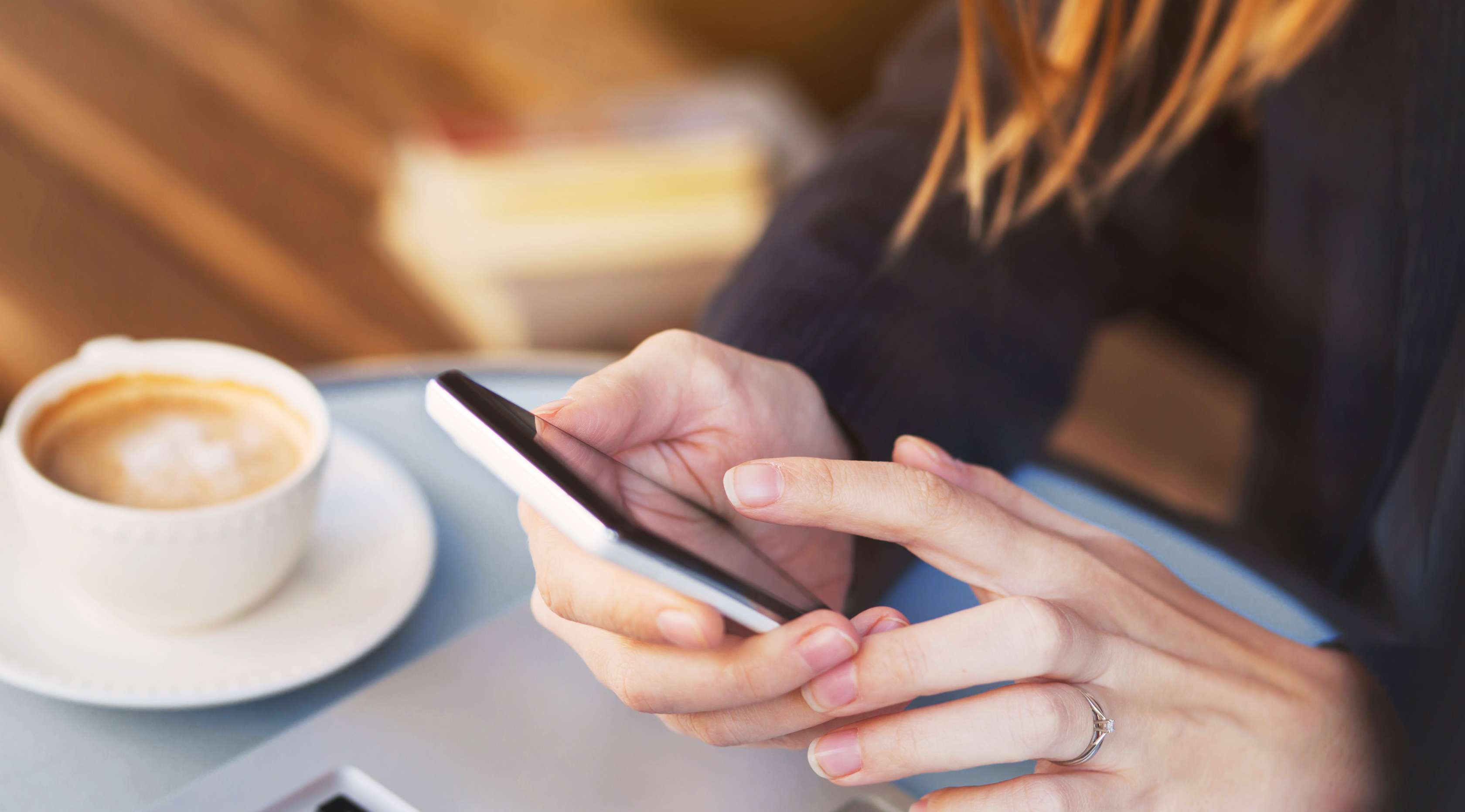 Allianz - Rechnung online einreichen: Frau mit Smartphone und Laptop