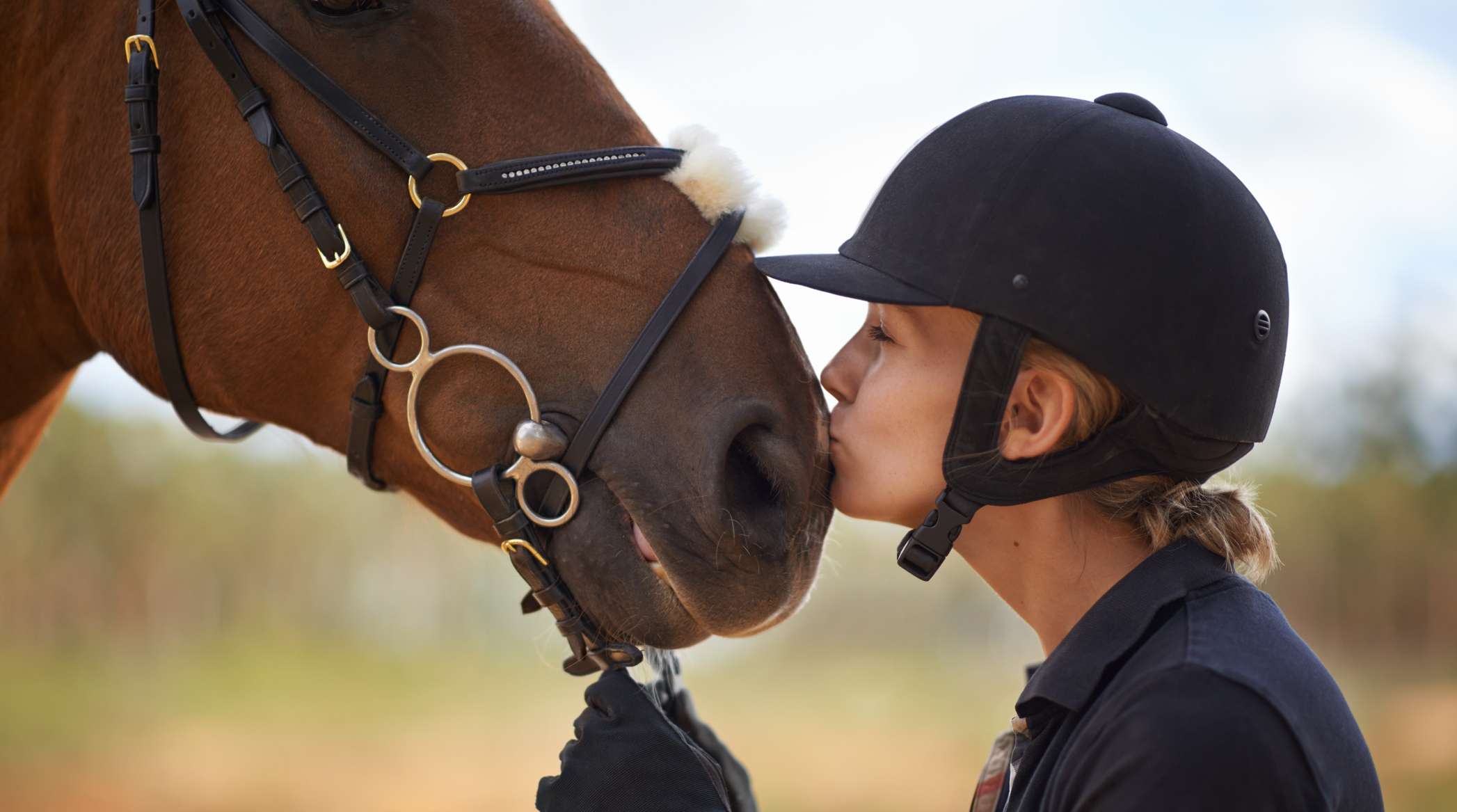 Allianz - Pferd Klickertraining: Reiterin küsst das Pferd auf die Nase