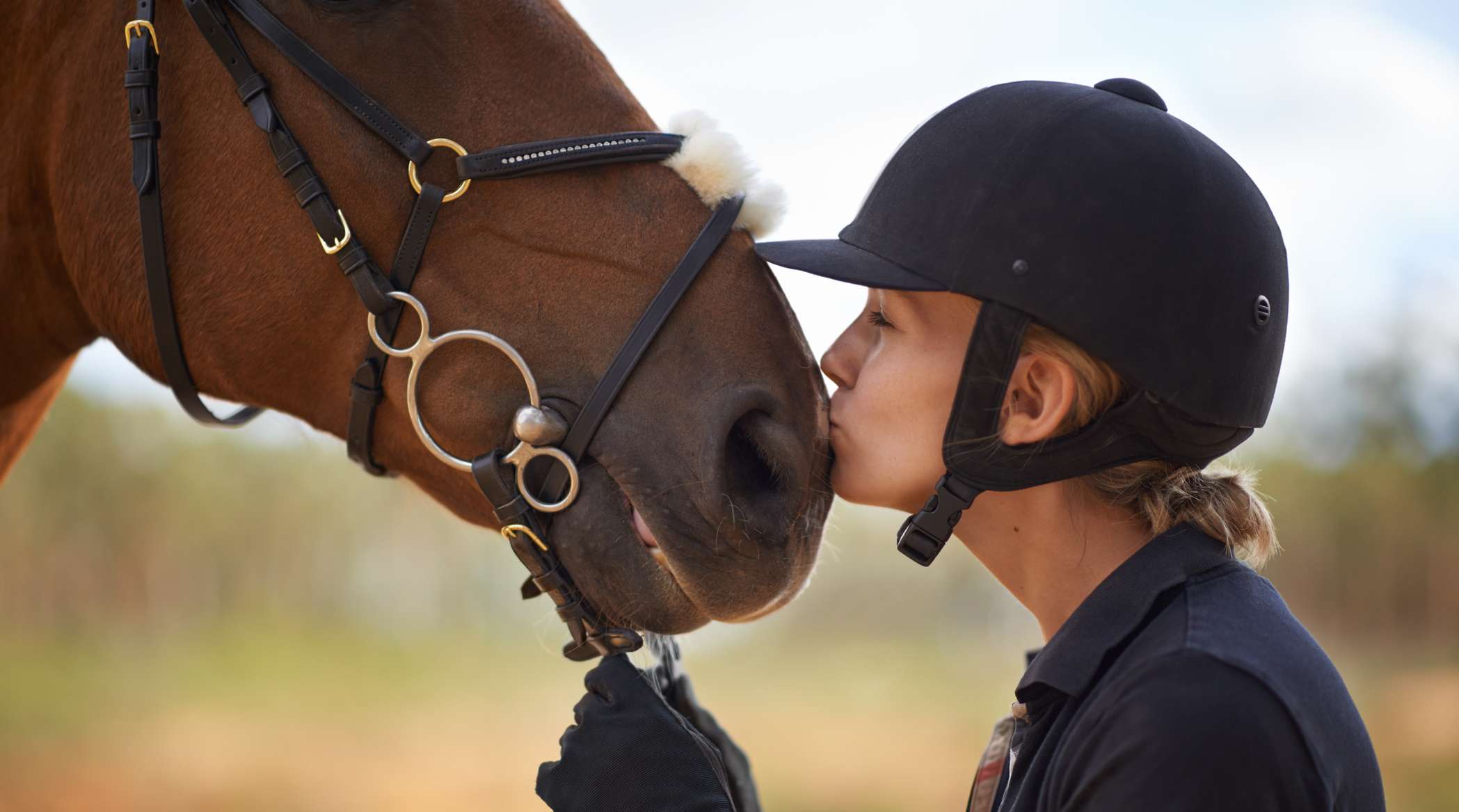 Allianz - Arthrose Pferd: Frau gibt Pferd eine Spritze ins Bein