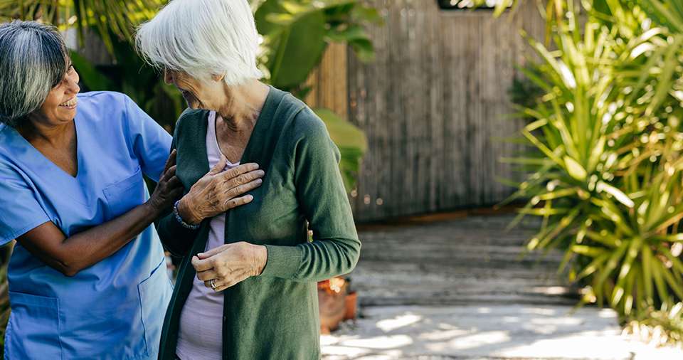Pflege im Ausland: Eine Gruppe Senioren in einer Unterhaltung