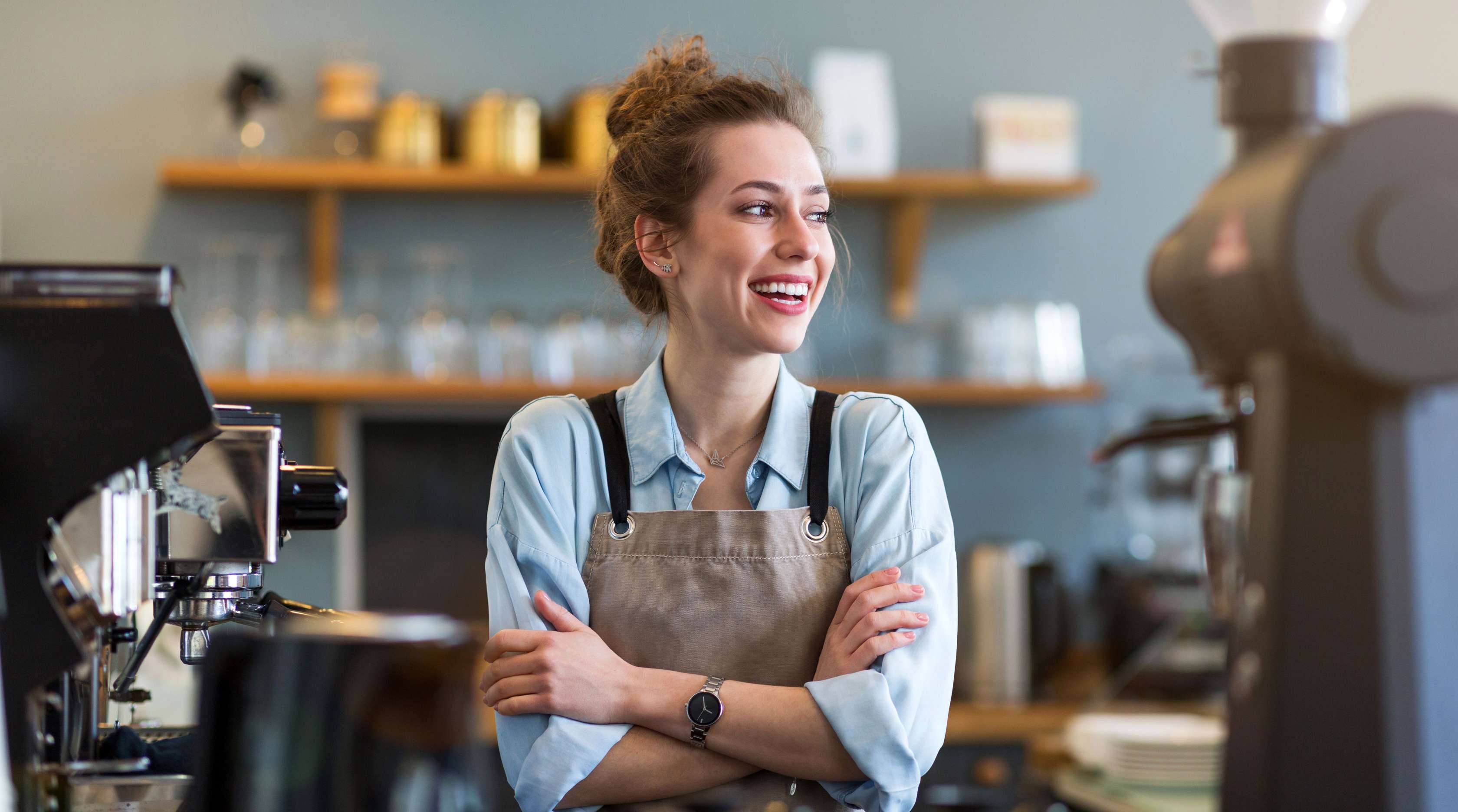 Junge Frau arbeitet als Barista in einem Cafe