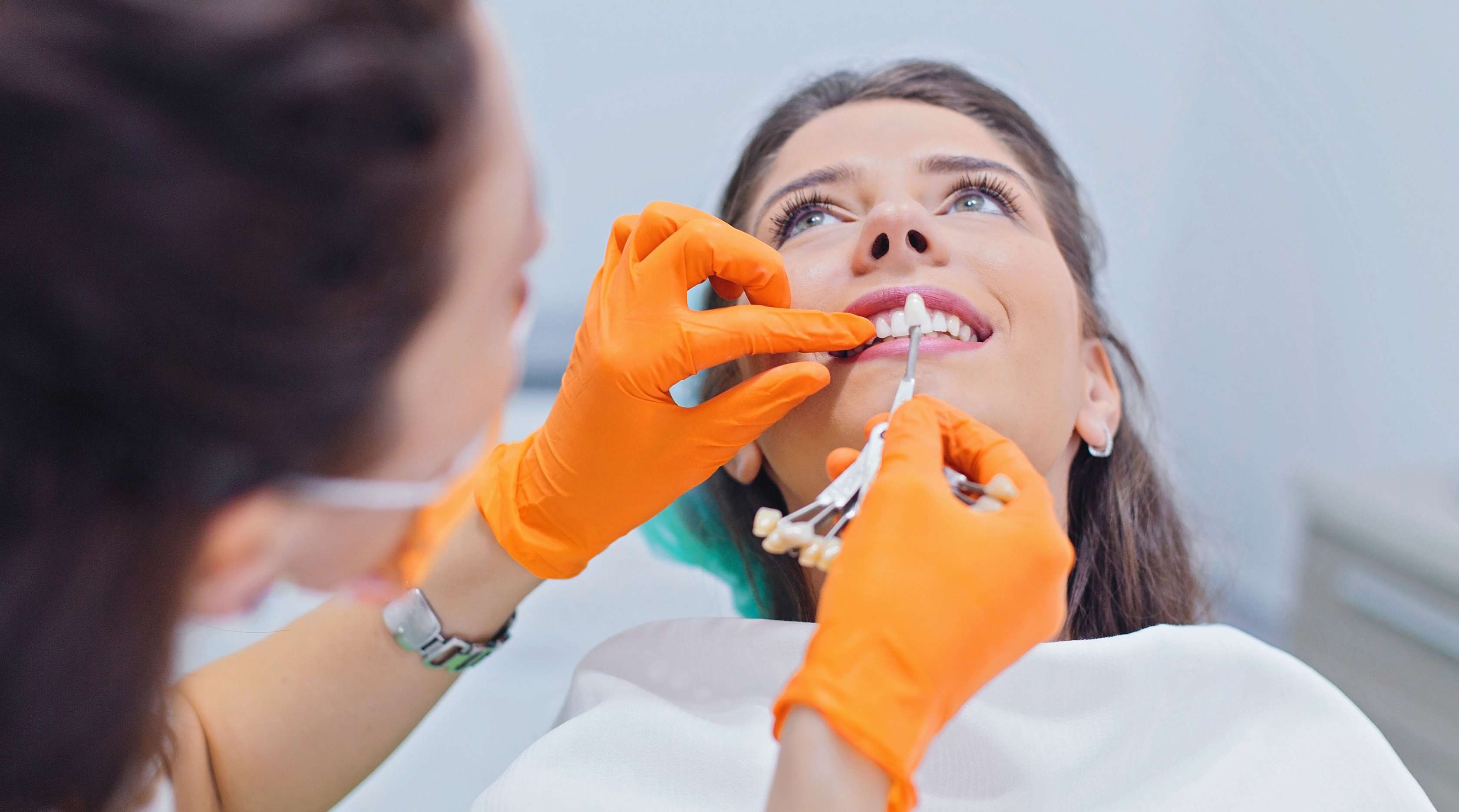 Allianz - Zahnzusatzversicherung - Lumineers - Zahnärztin sucht mit Patientin die Zahnfarbe für Lumineers aus