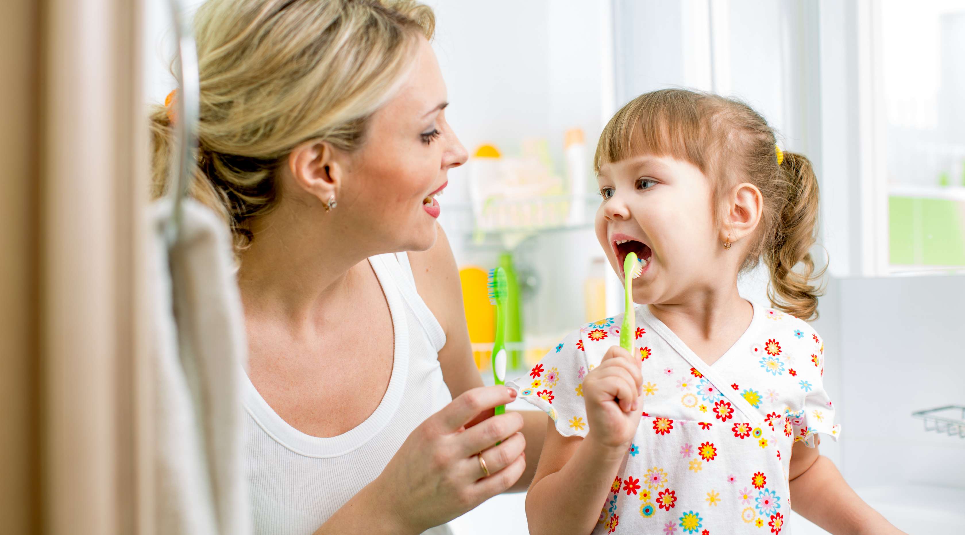 Mutter und Tochter üben das Zähneputzen