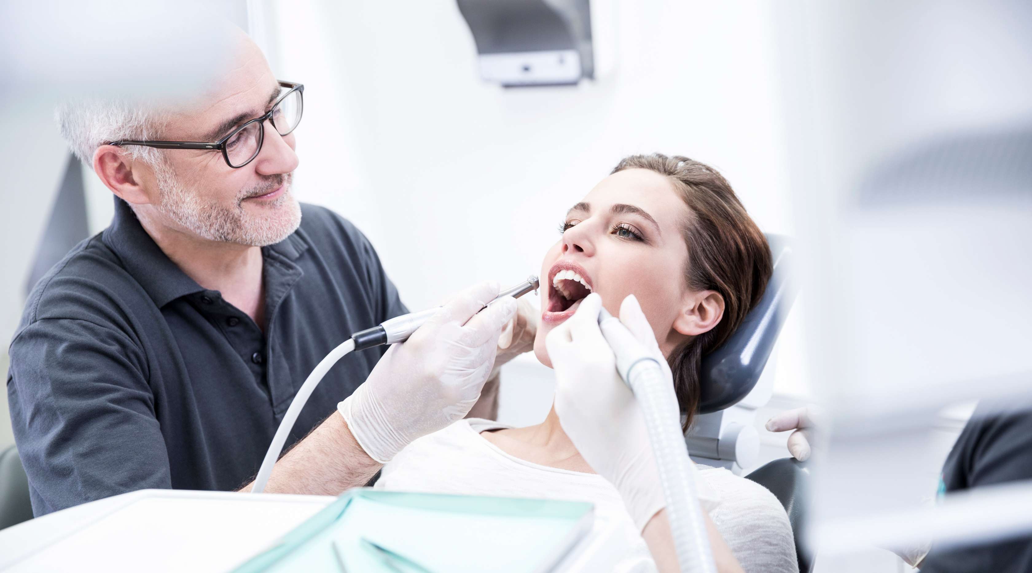 Allianz - Zahnzusatzversicherung:  Zahnarzt behandelt Frau
