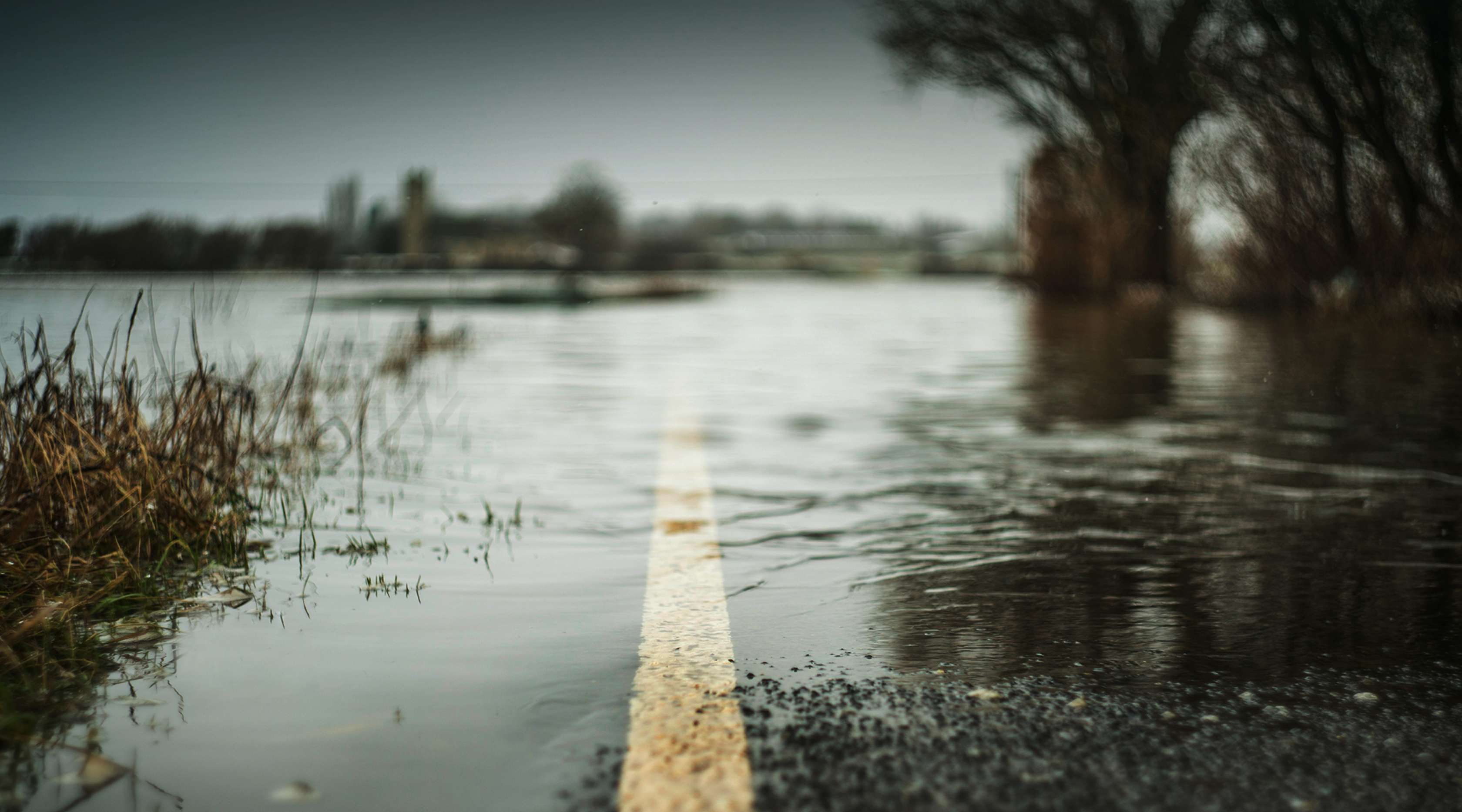Allianz - Hochwasser überschwemmt ein Feld