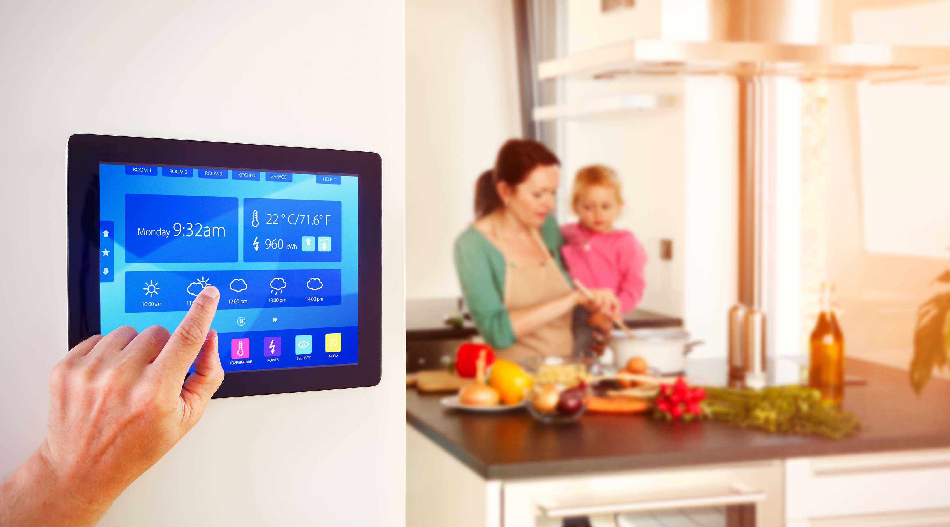 Allianz - Smart Home: Tablet mit Steuerungsgrafik, Familie in der Küche
