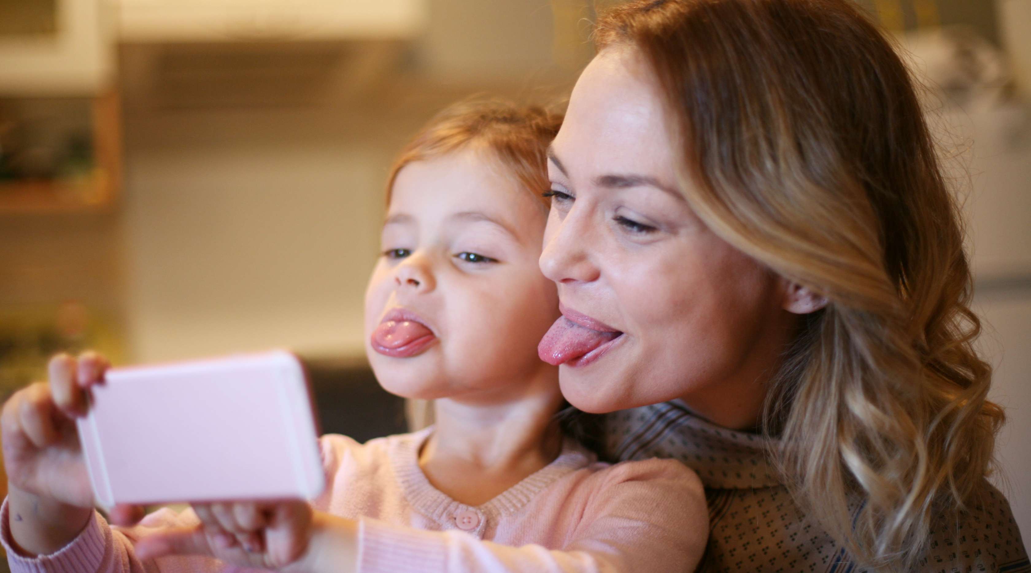 Allianz - Mutter und Tochter machen Selfie