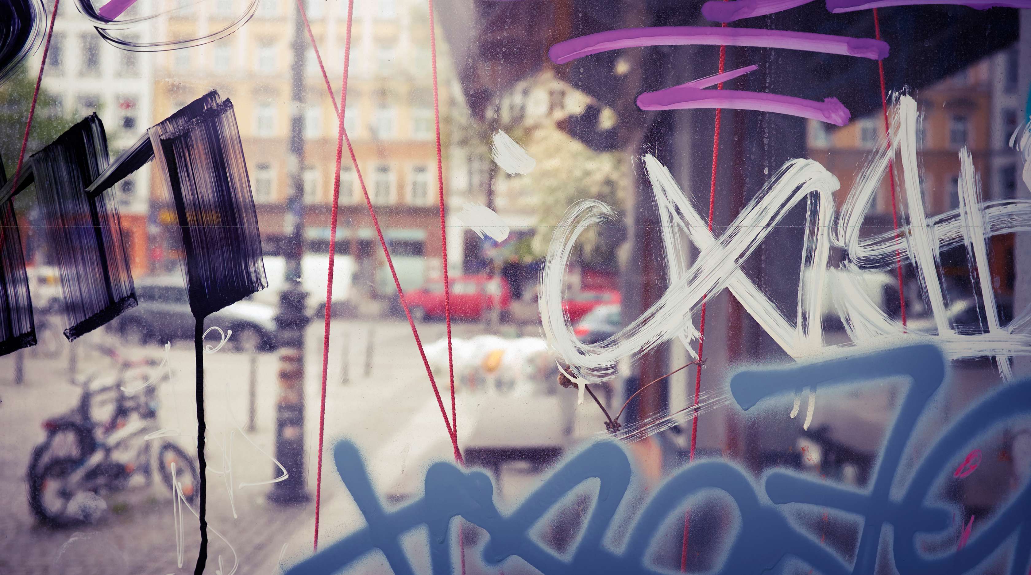 Allianz - Vandalismus Graffiti: Farbschmierereien auf Fensterscheibe