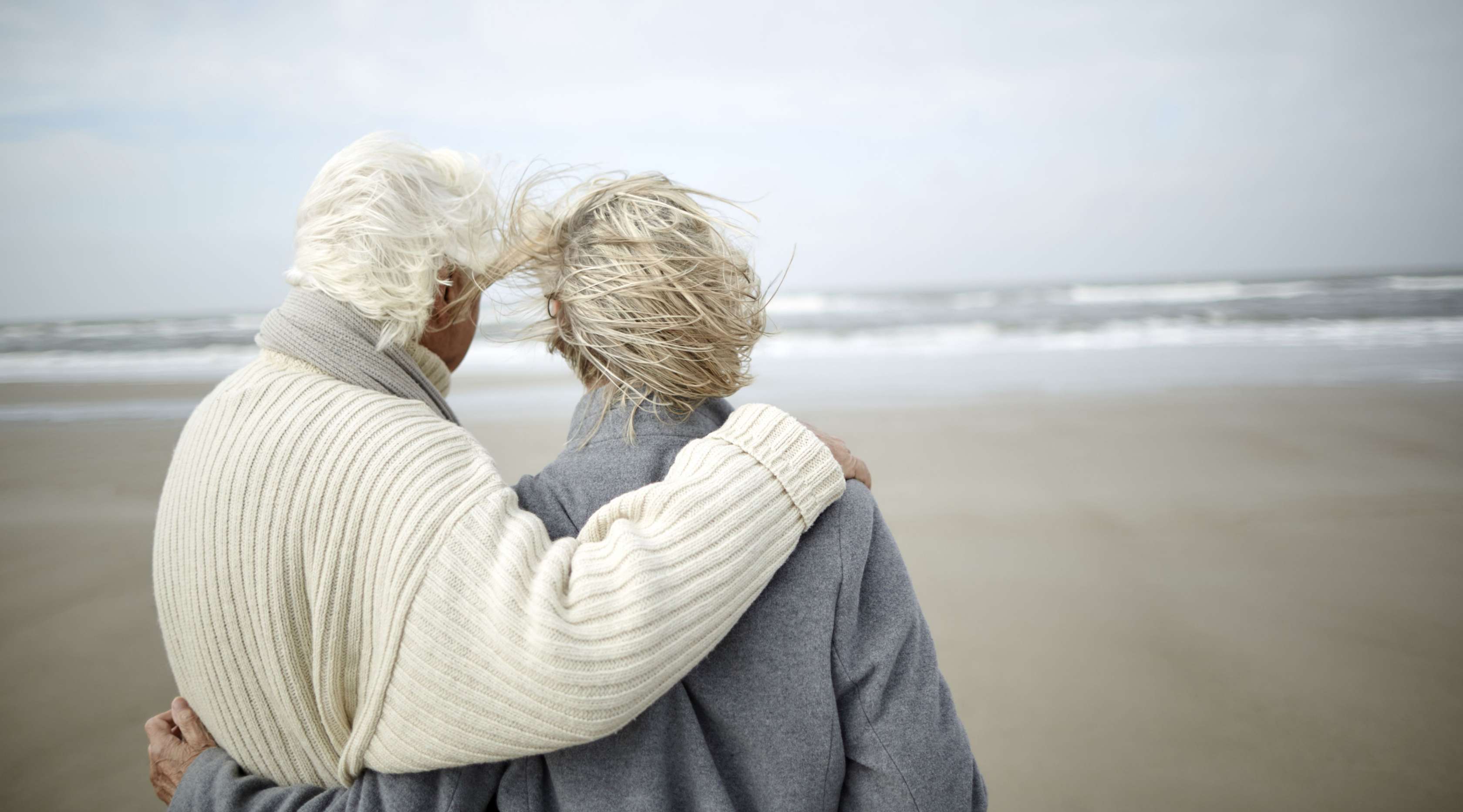 Allianz - Älteres Paar am Strand