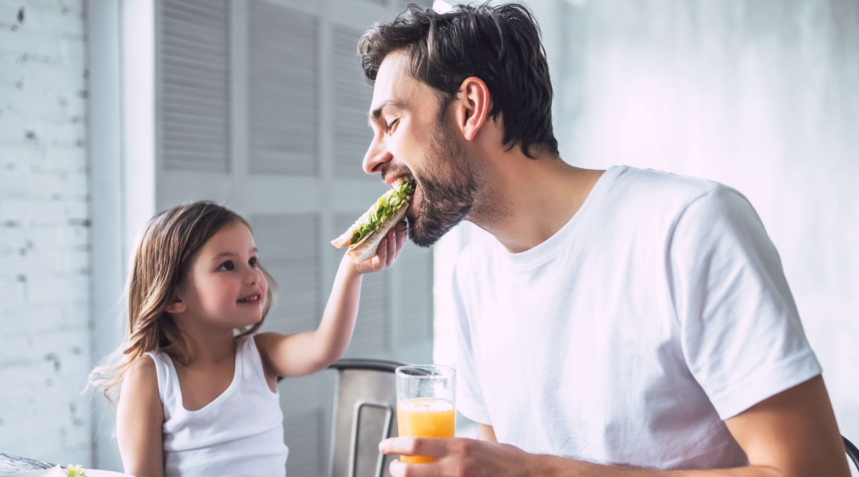 Allianz - Mann und Tochter frühstücken zusammen
