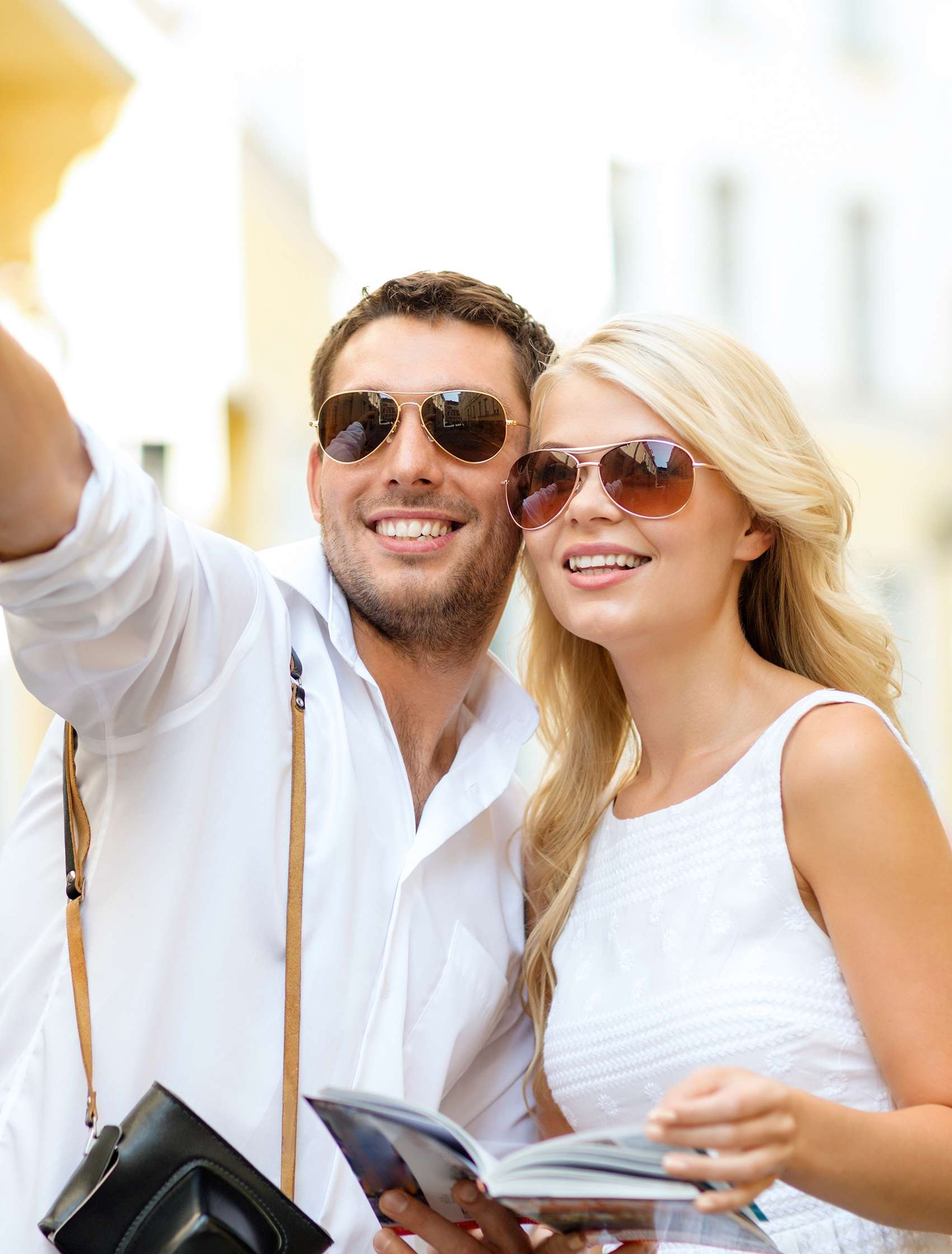Allianz - Altersvorsorge Zeitwertkonto: Junges Touristenpaar mit Sonnenbrillen