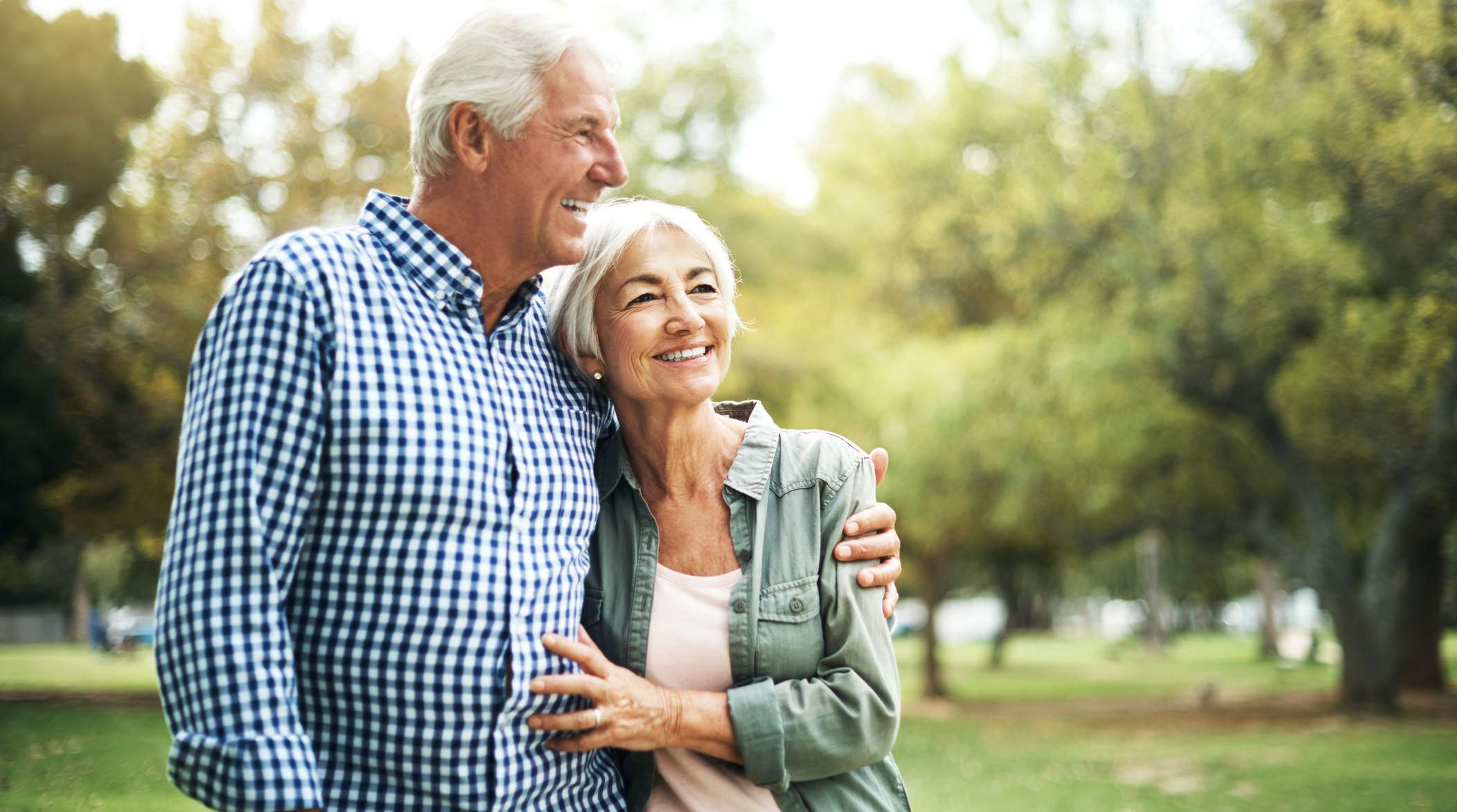 Allianz - Altersvorsorge-Tipps: Älteres Paar lächelnd im Park