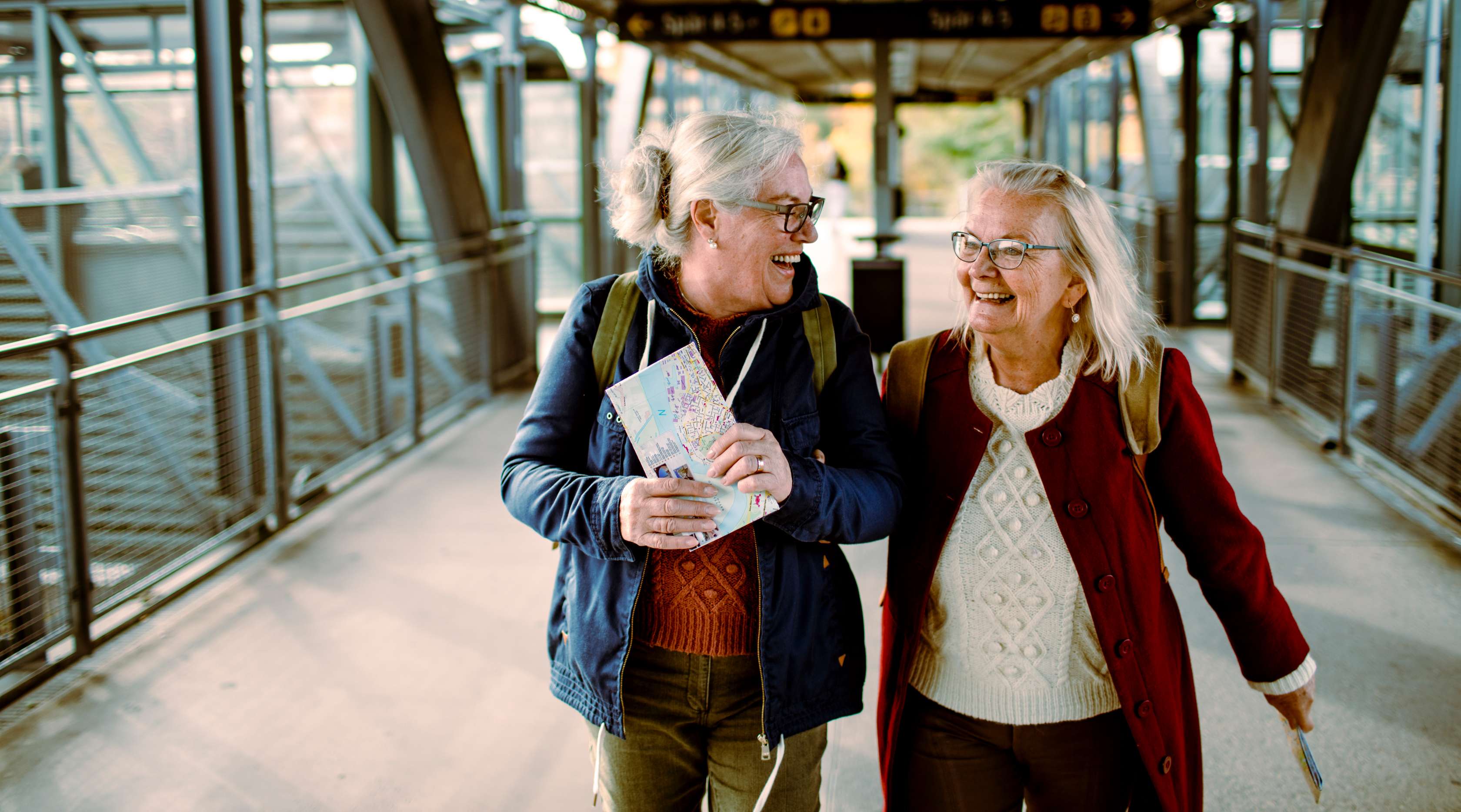 Allianz: Rente aufstocken - ältere Frauen beim Reisen