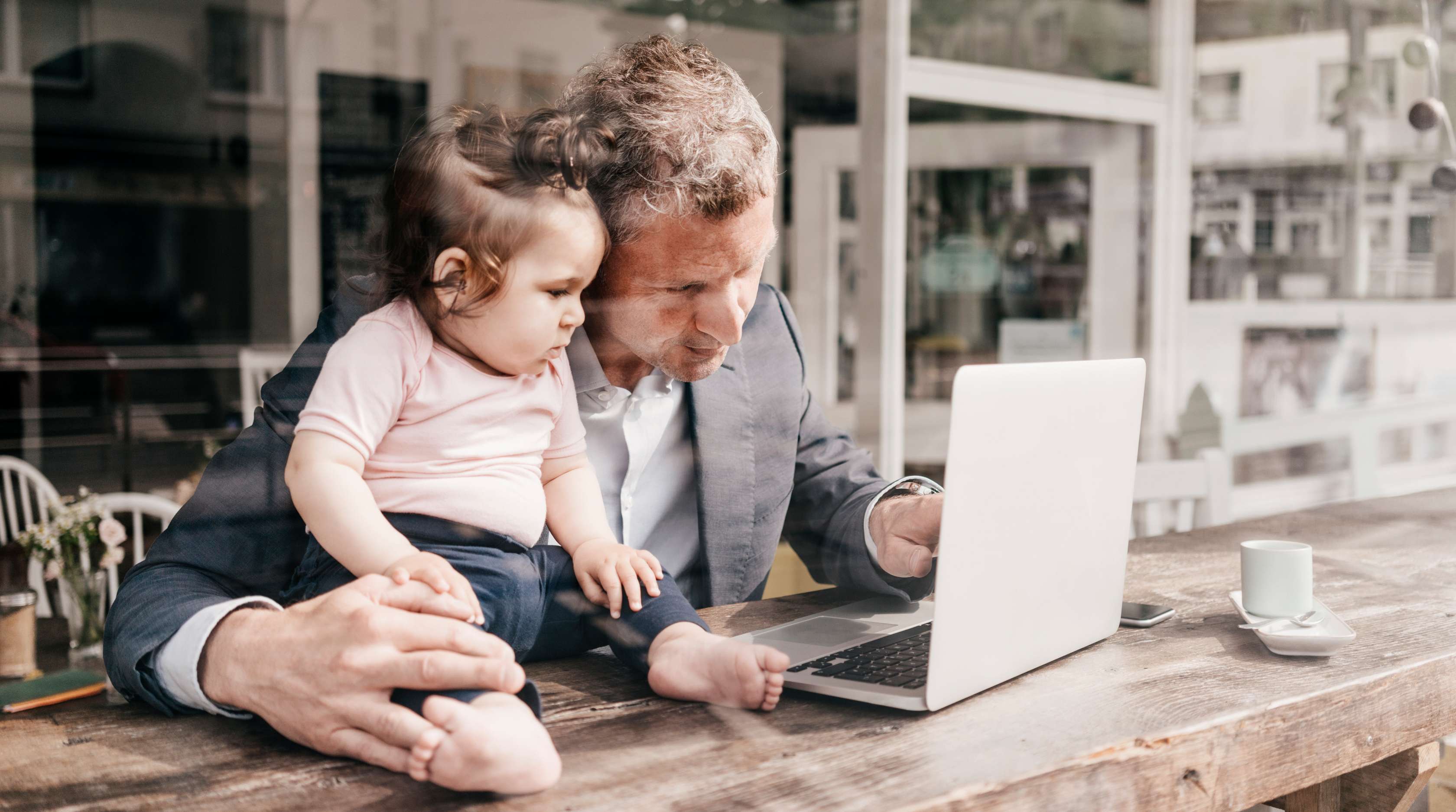 Allianz - RLV kündigen: Vater mit Laptop und Baby