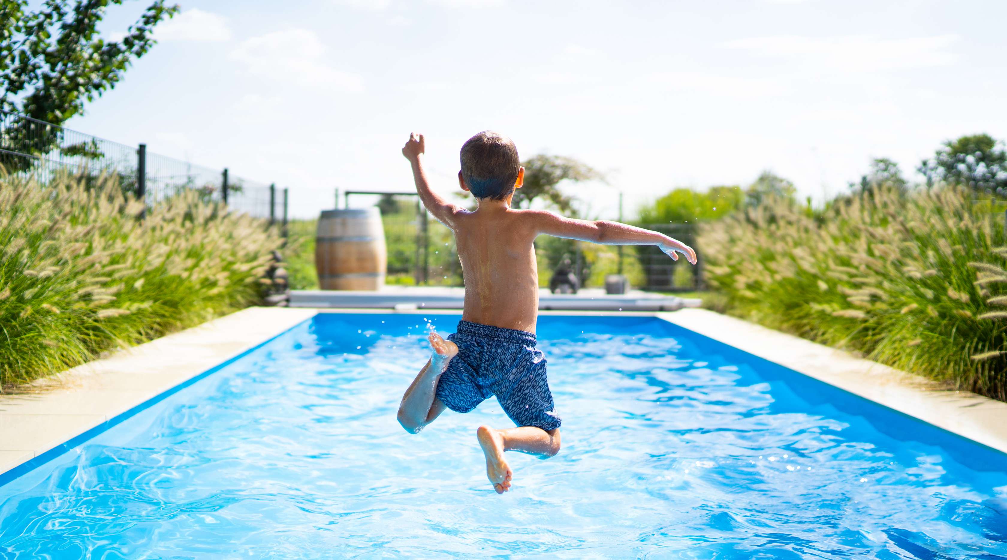 Badeunfall: Junge springt in einen Pool zum Baden