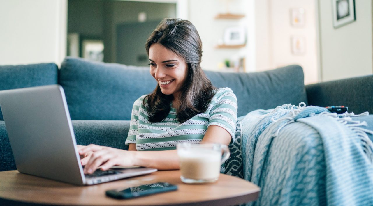 Allianz Zahnzusatzversicherung sinnvoll: Eine Frau informiert sich am Laptop